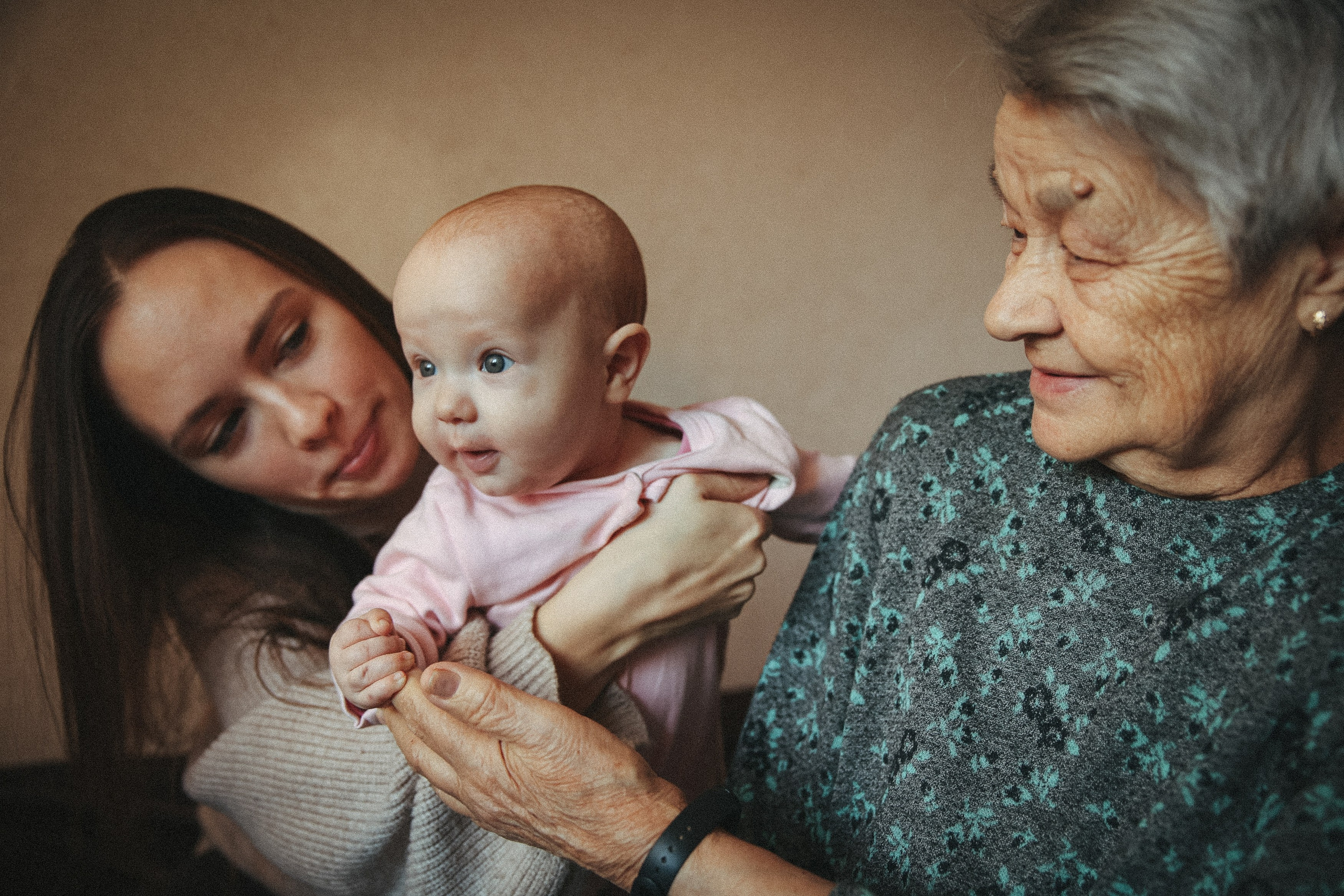 Семейная фотосессия домашняя фотосессия бабушка в гостях у бабушки. Фотограф Владимир Москва