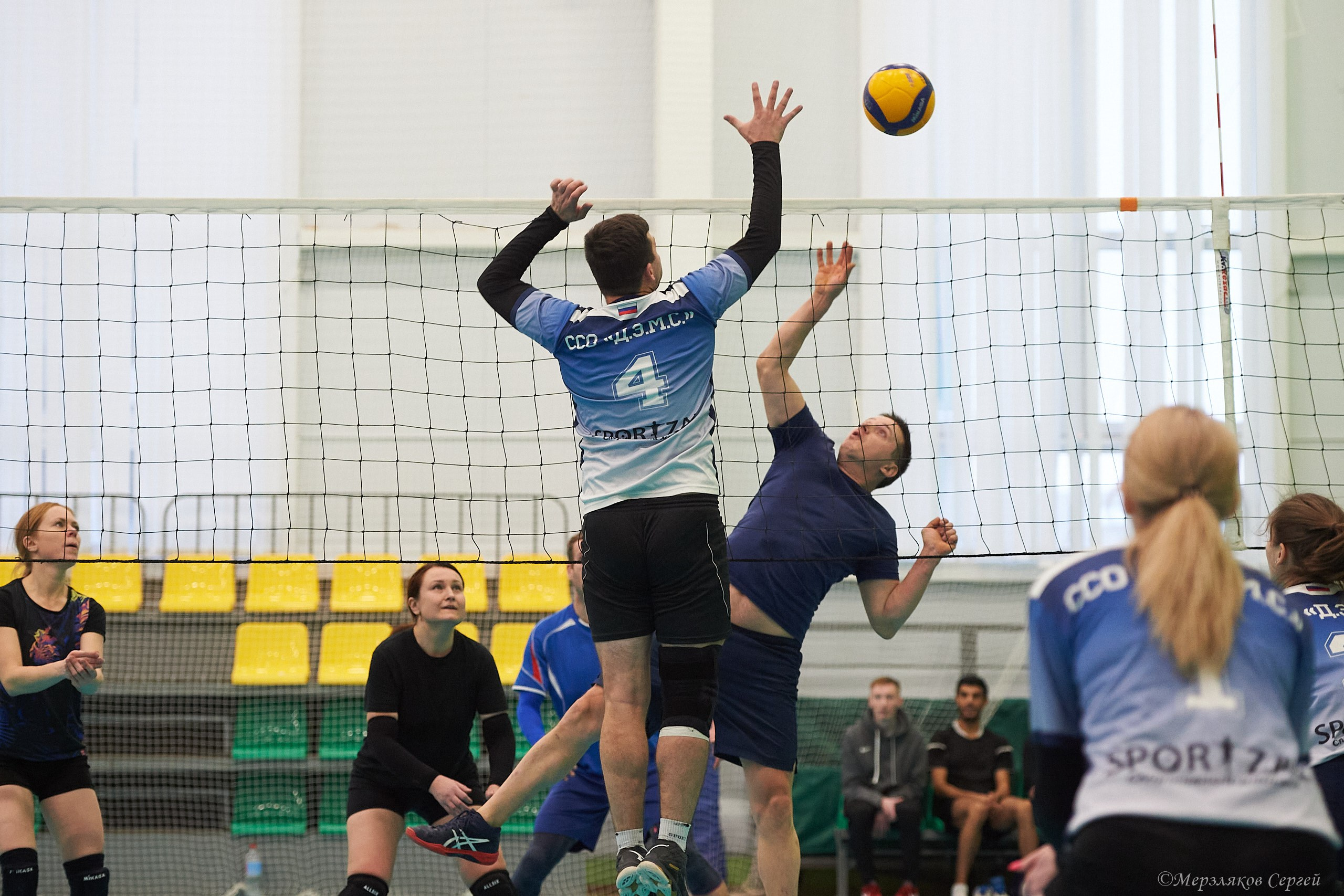 Новогодний волейбольный турнир. Ижевск. 16.12.23. Спортивный репортажный фотограф в Ижевске Сергей Мерзляков