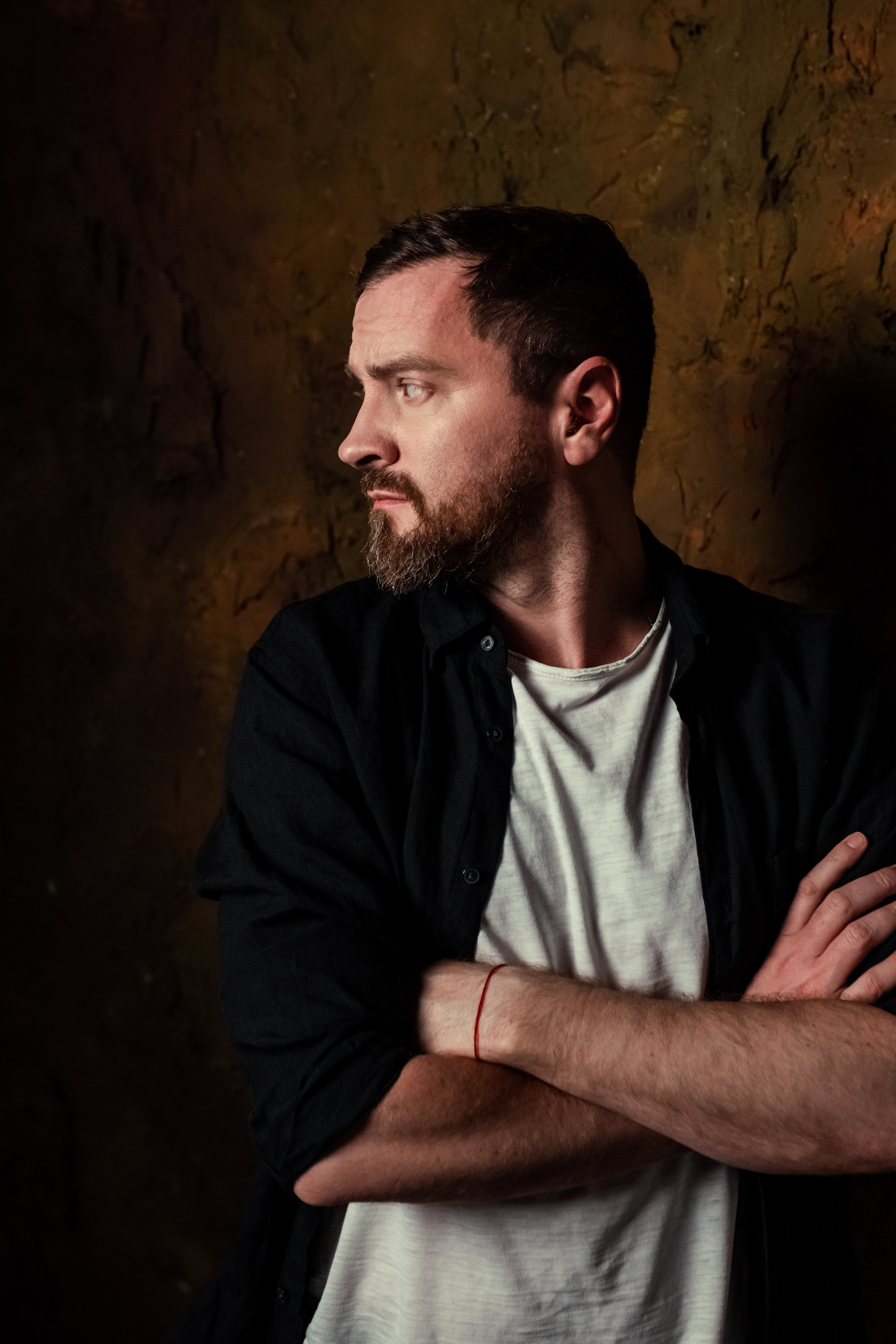 Мужчина портрет. смотрит в сторону.