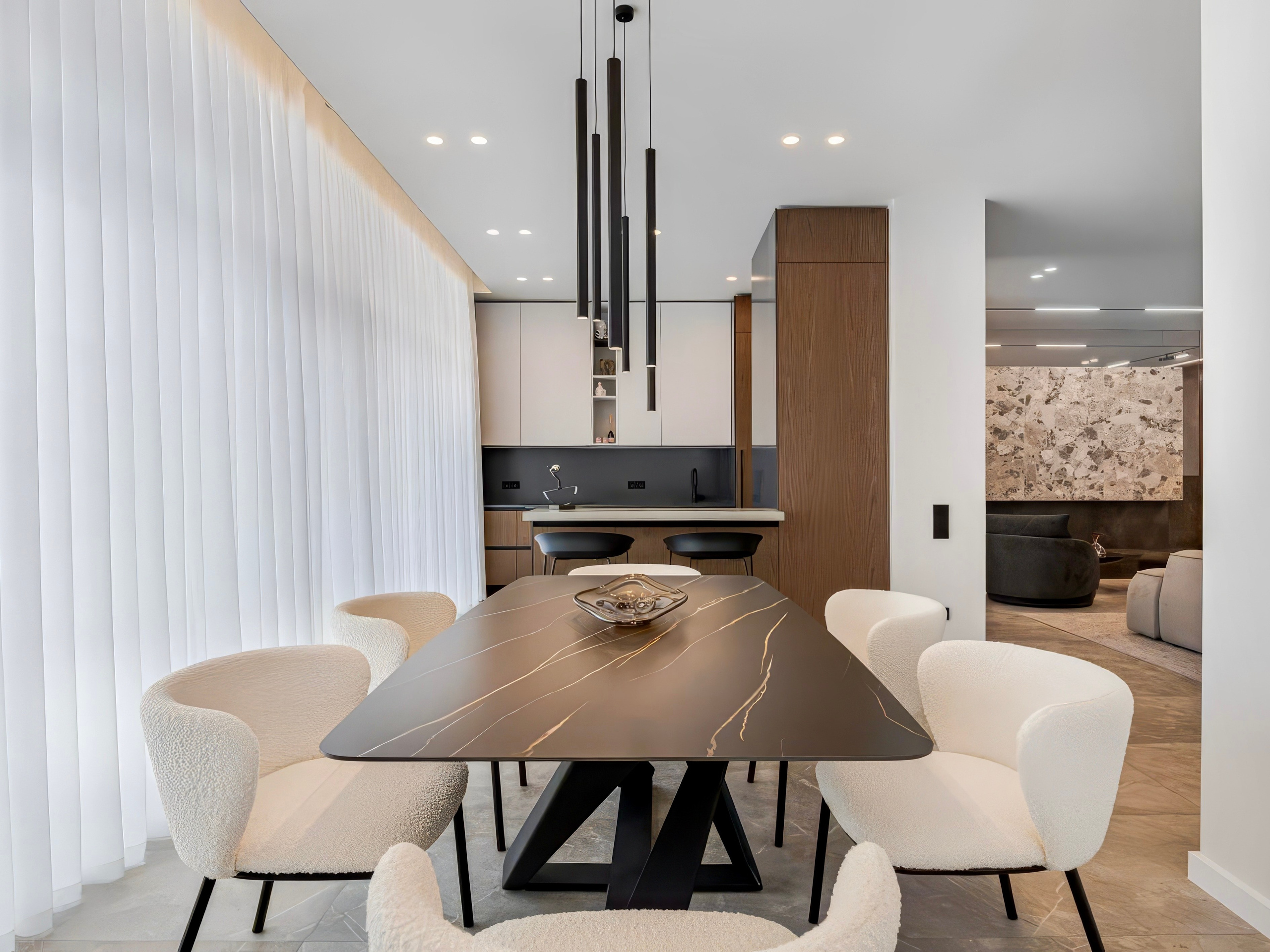 Столовая с черным столом, белыми креслами и подвесными светильниками | Валерия Котович