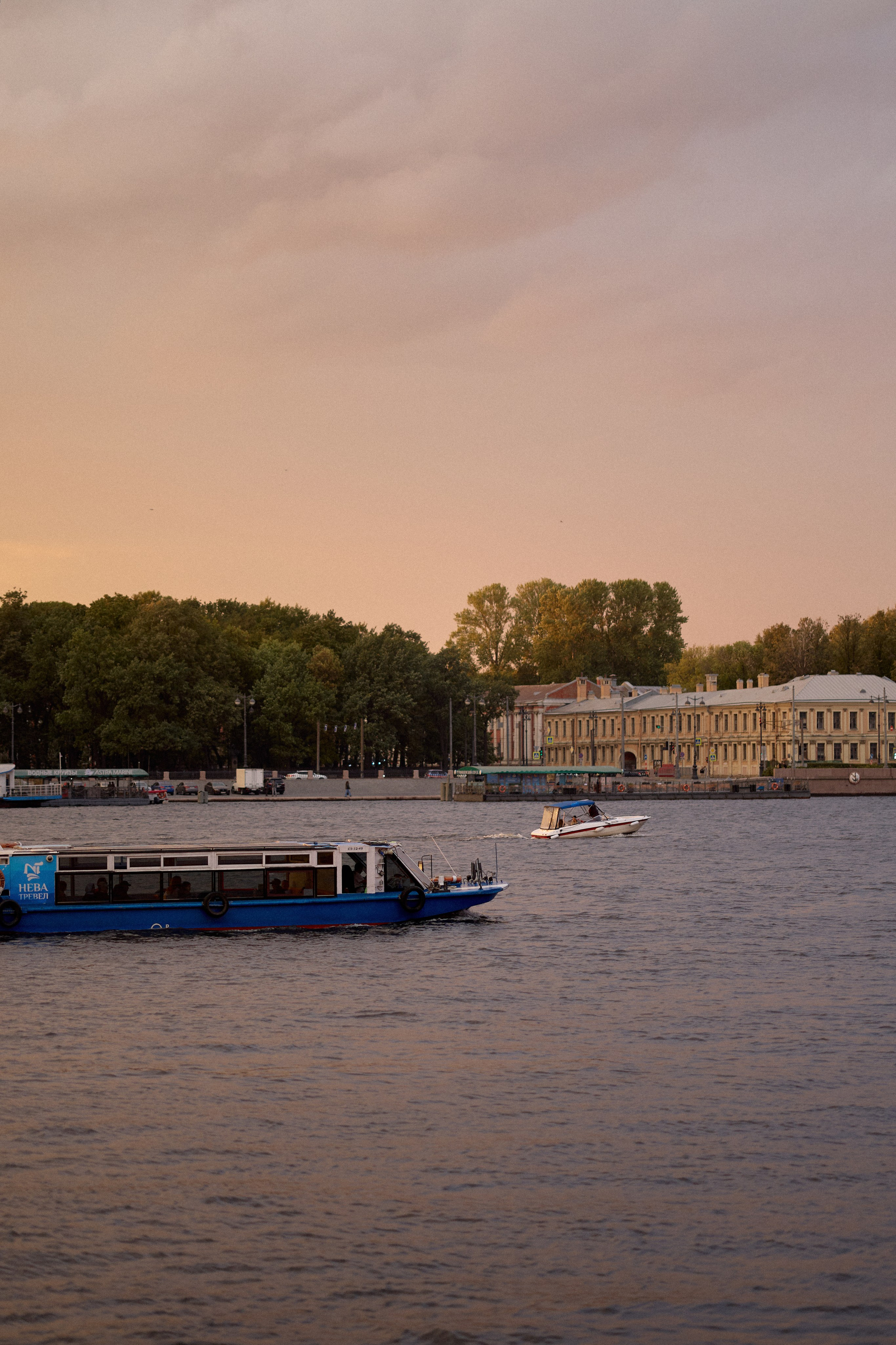 Свадебная фотосессия в Дворце Бракосочетания № 1. Сестры Карабаза. Фотографы и ретушеры в Москве и Санкт-Петербурге