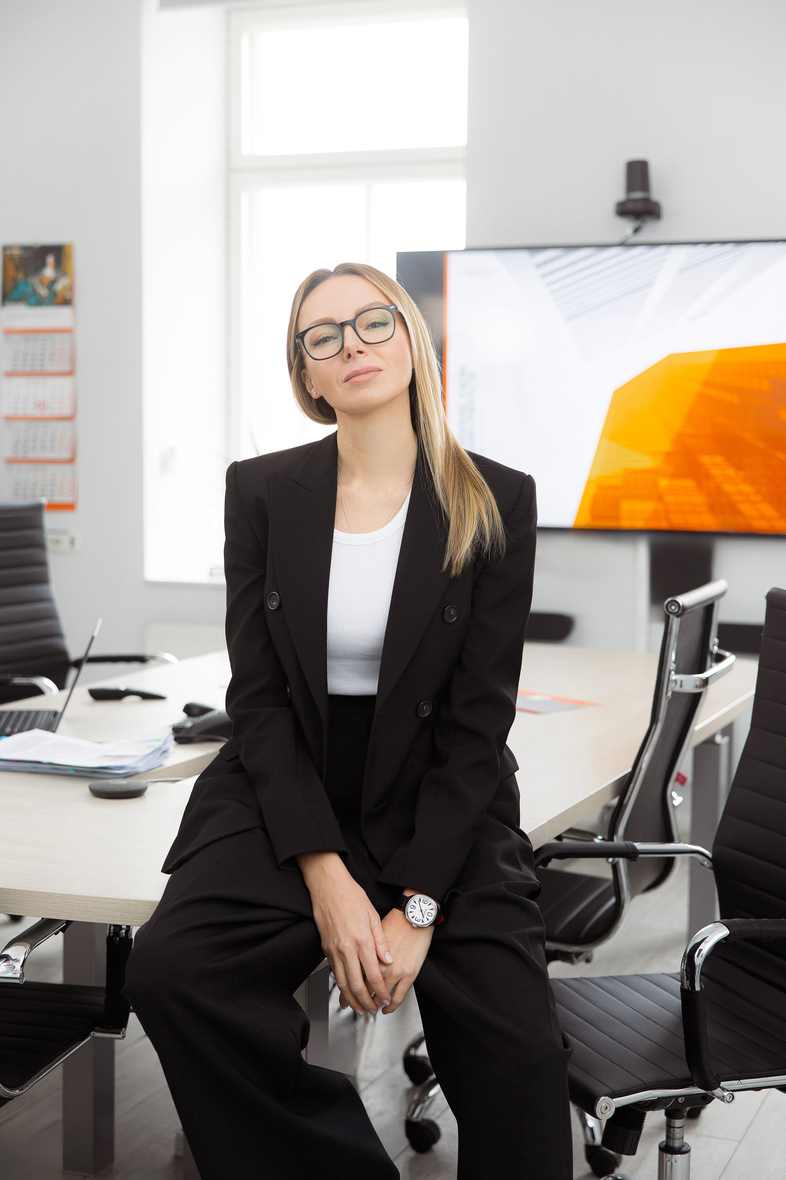 Бизнес-портрет  девушки в костюме в офисе