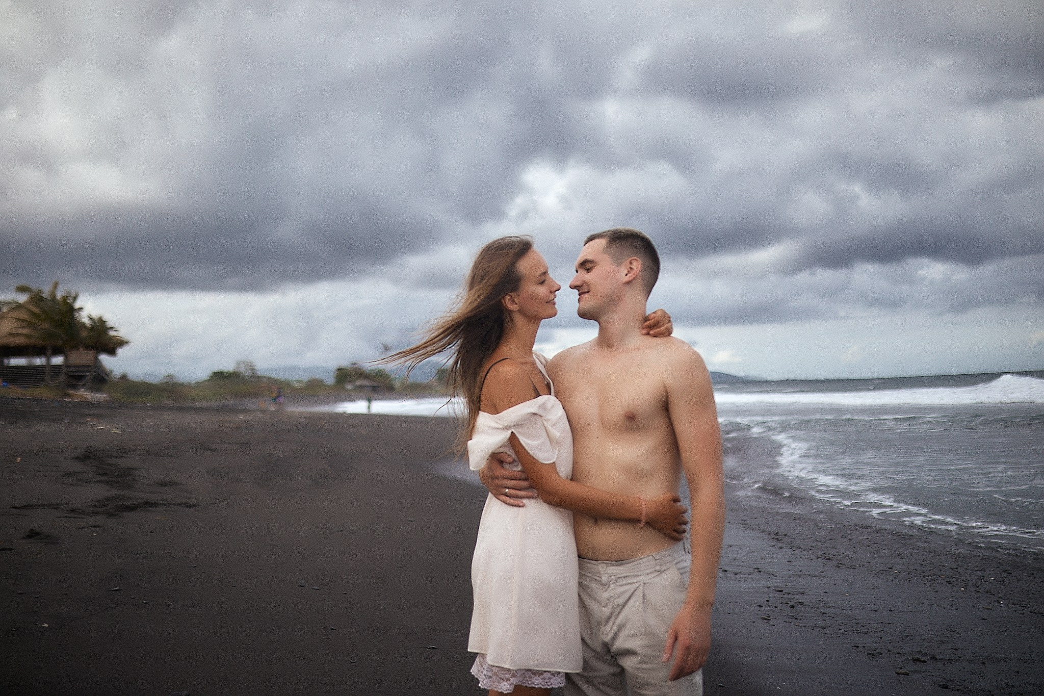 Фотосессия Love-story на пляже с черным песком на Бали