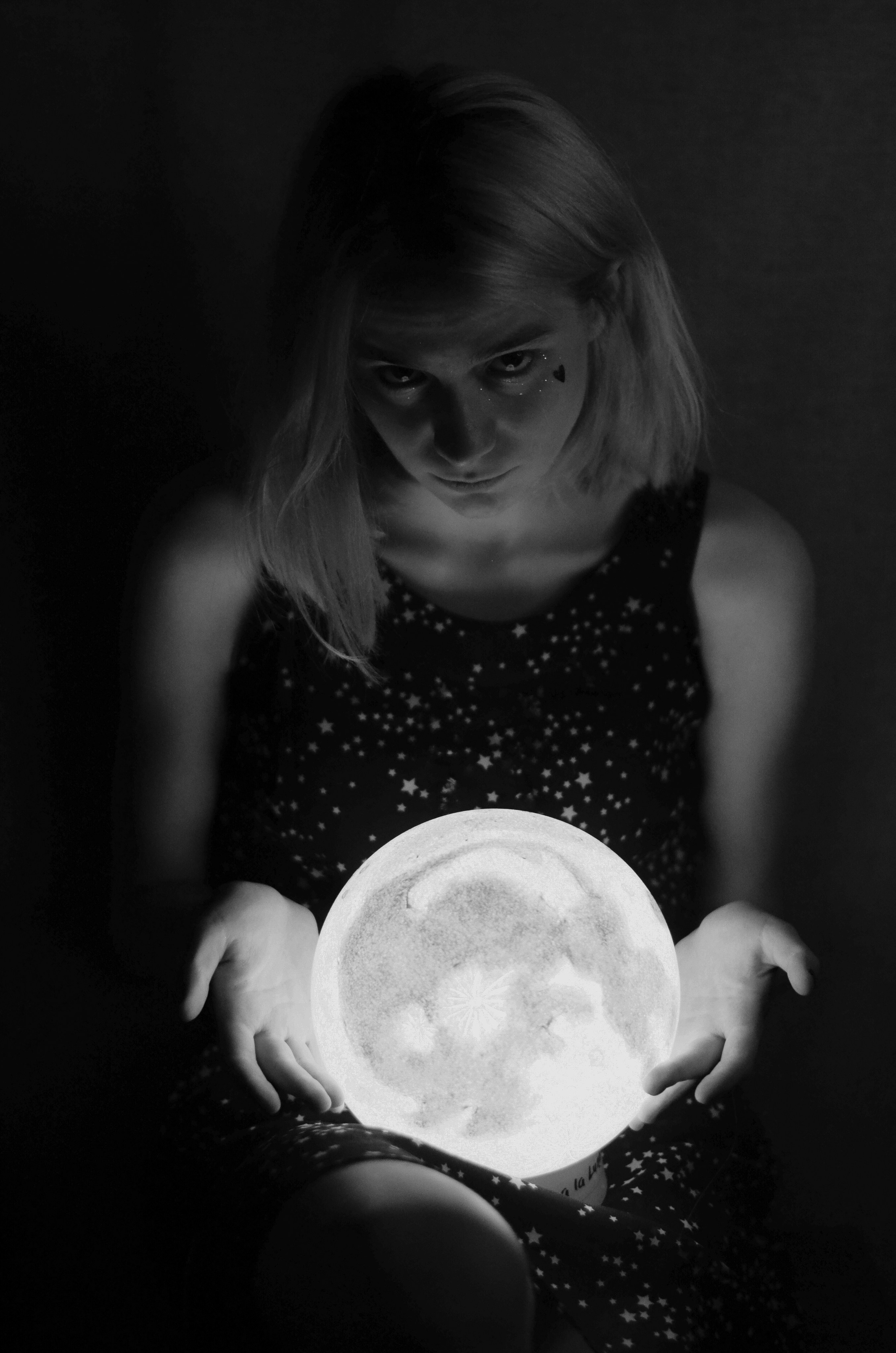 Мы пробовали многое: чёрно-белое, цвет, дом и лес, студию и окно. Всё было без плана, но с интересом — как будто играем, но по-настоящему.