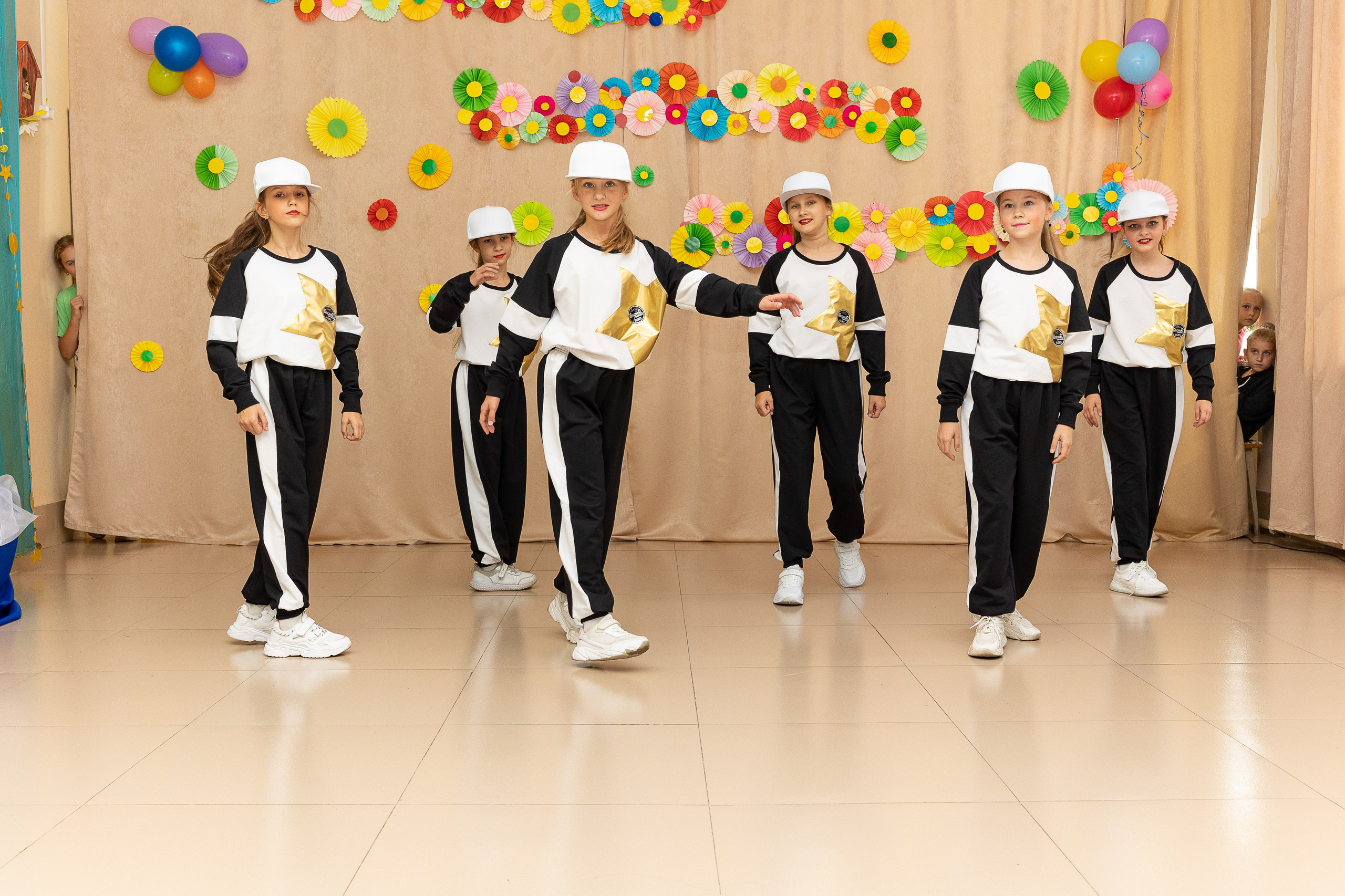 Выступление танцевального коллектива Браво. Выпускные альбомы во Владивостоке