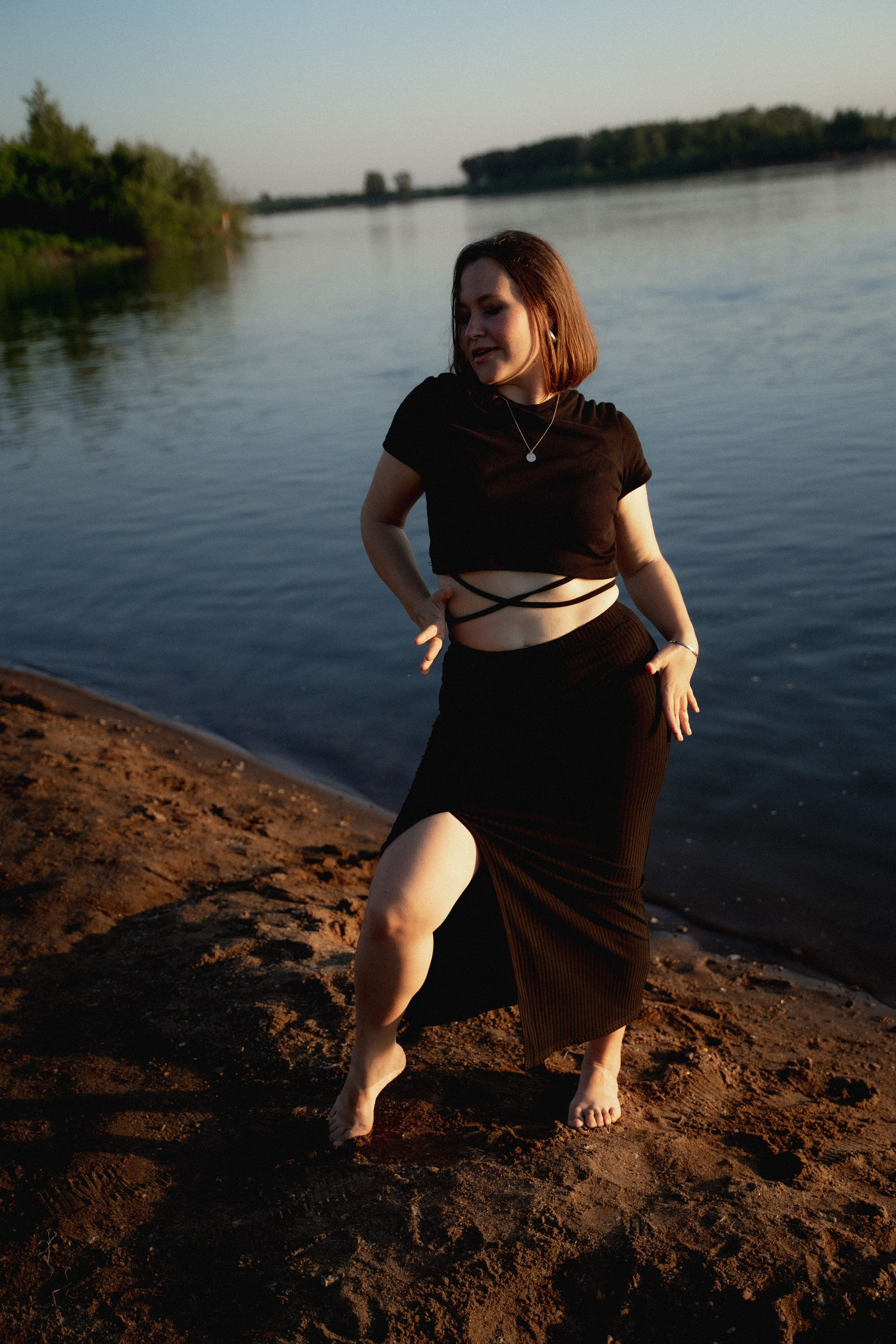 Девушки на берегу