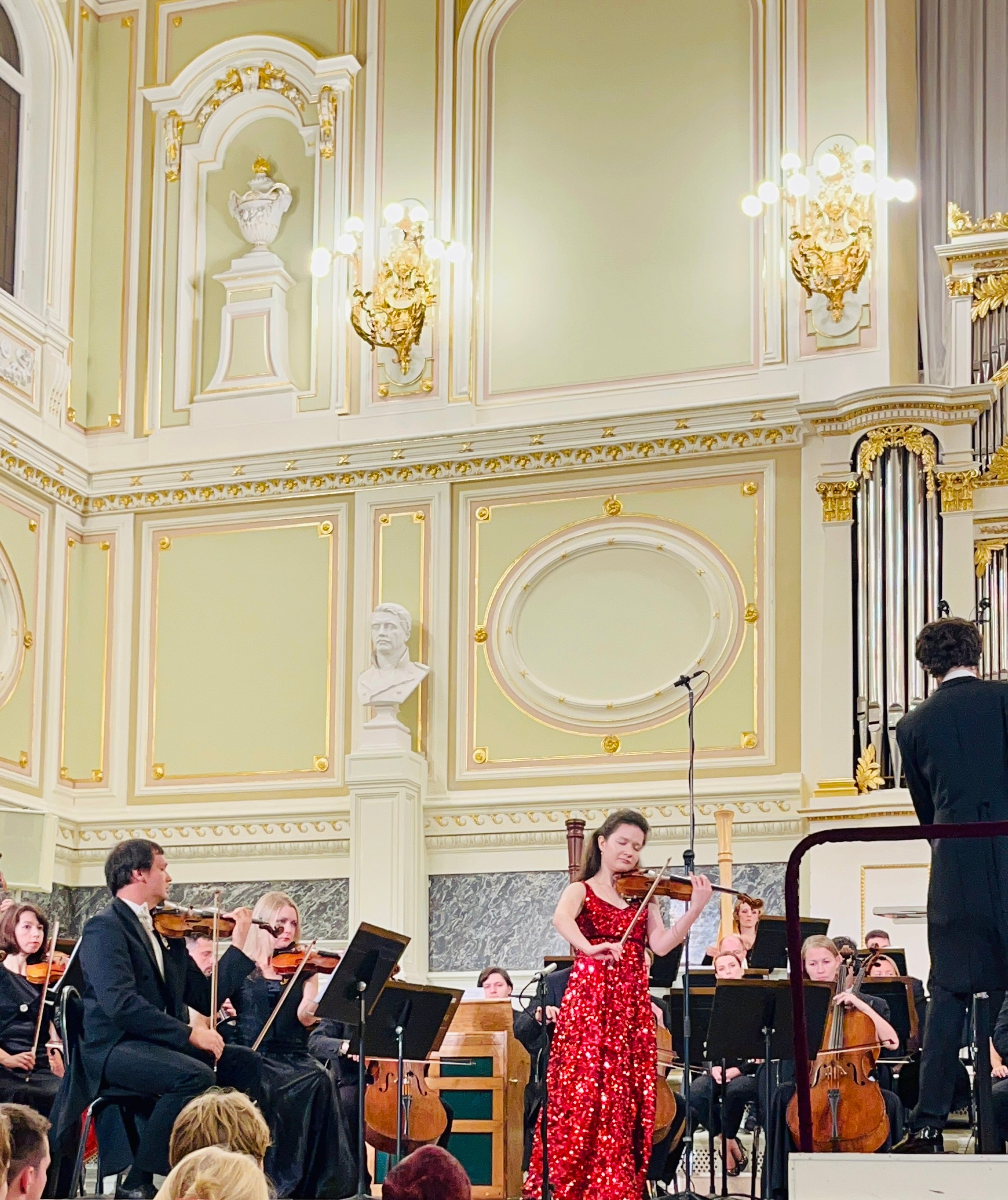 На сцене. Скрипачка Анна Савкина