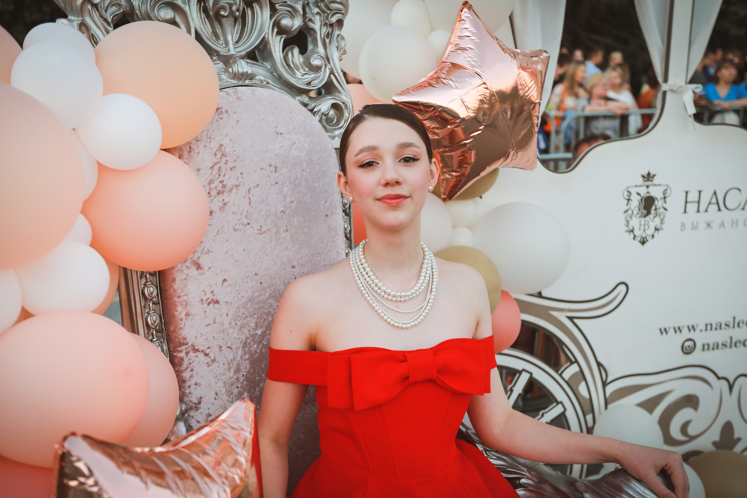 Тематическая ретро фотосессия в Липецке на выпускной. Красивая девушка в красном платье.