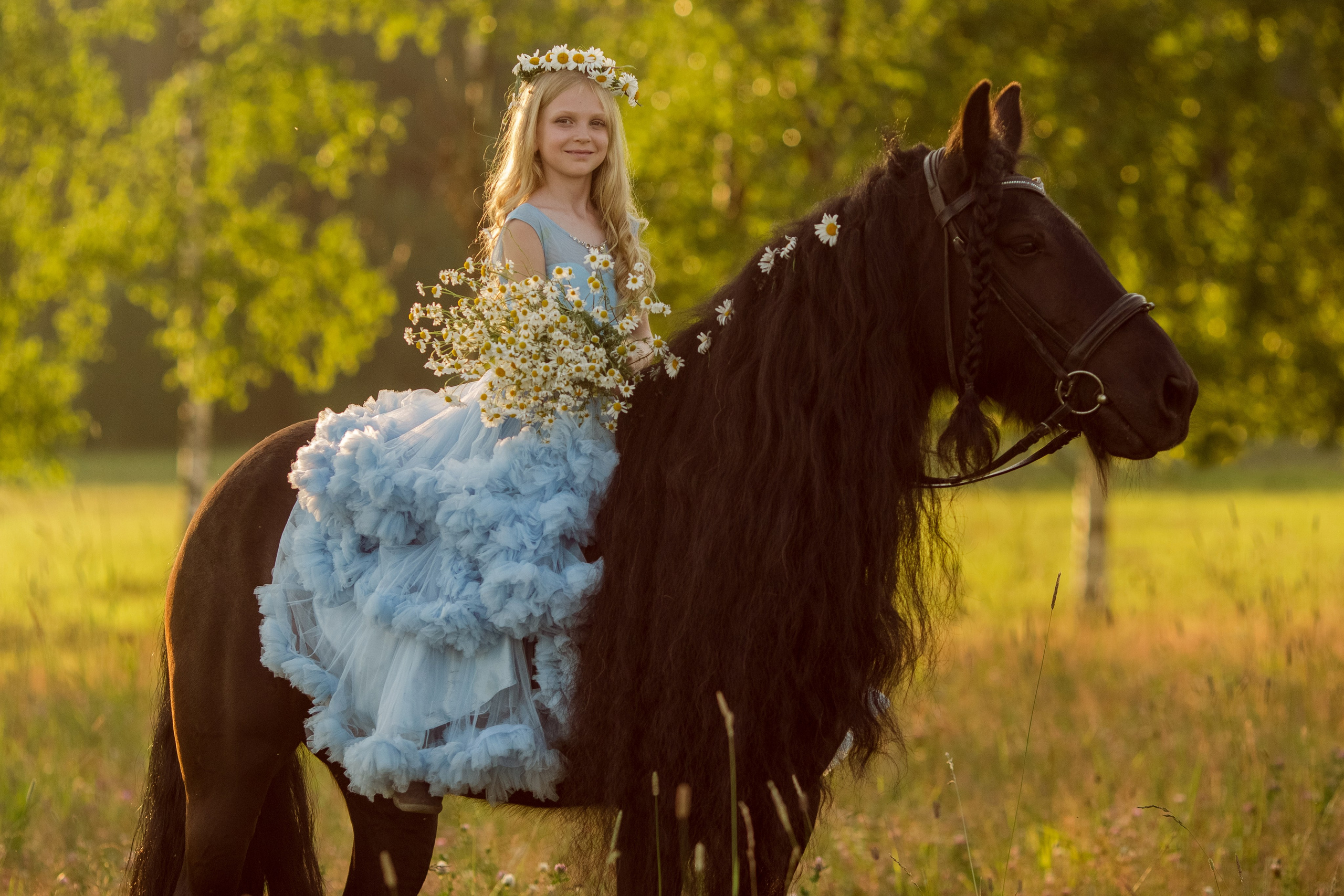 Детская фотосессия с пони и цветами