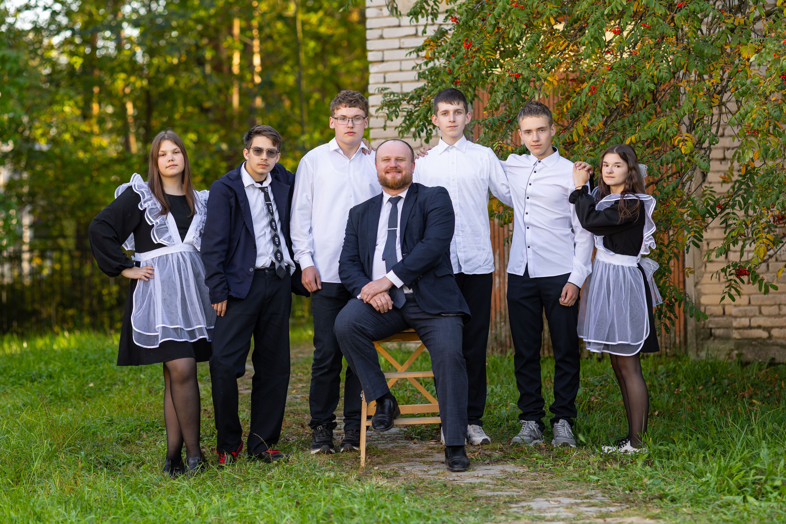 Осенняя фотосессия у школы с учителем. Семейный и детский фотограф Анна Петракова