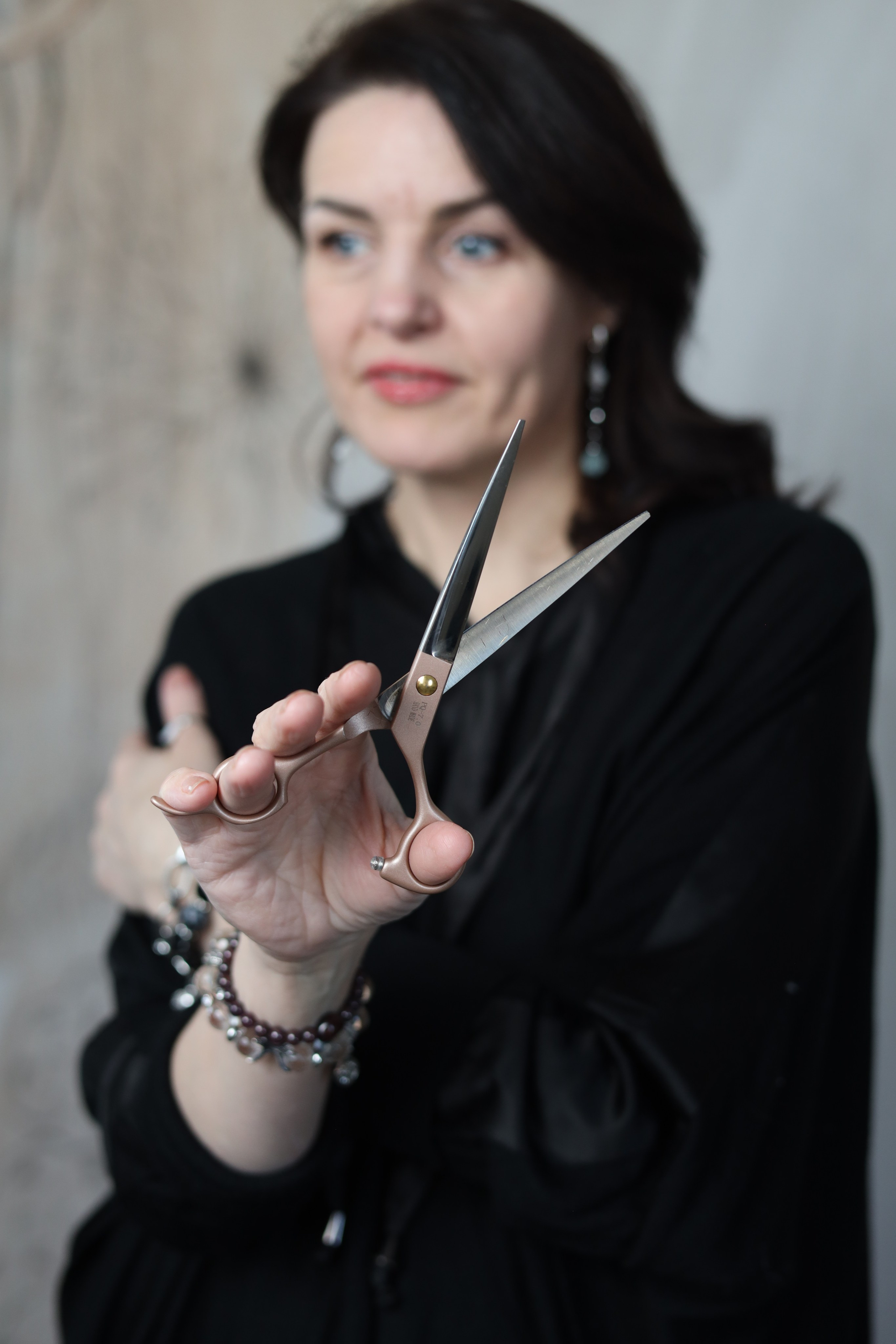 фотосессия в студии девушка мастер стоит с ножницами смотрит вдаль