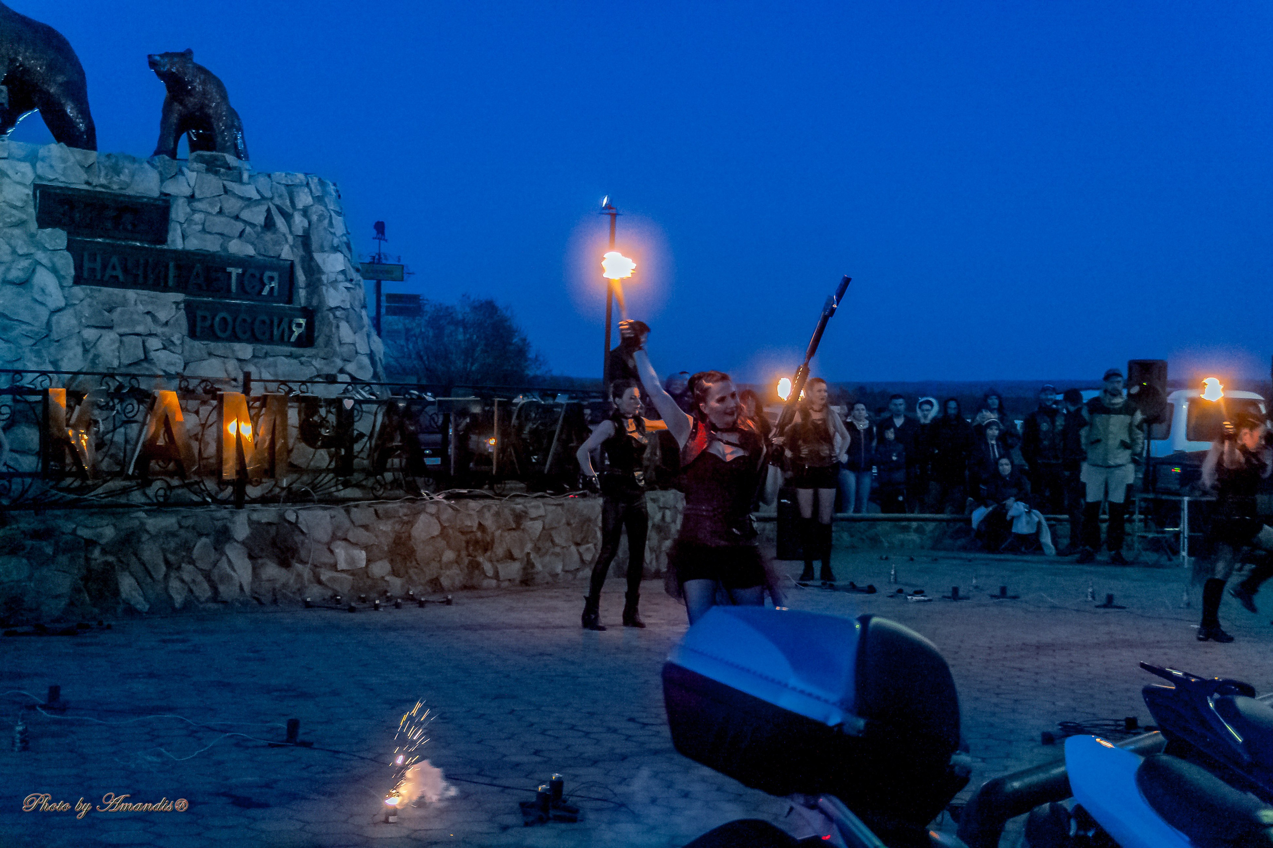 Огненное шоу у памятника «Здесь начинается Россия». Камчатка. Май 2017. Репортажная съемка в Москве и области. Анималистика