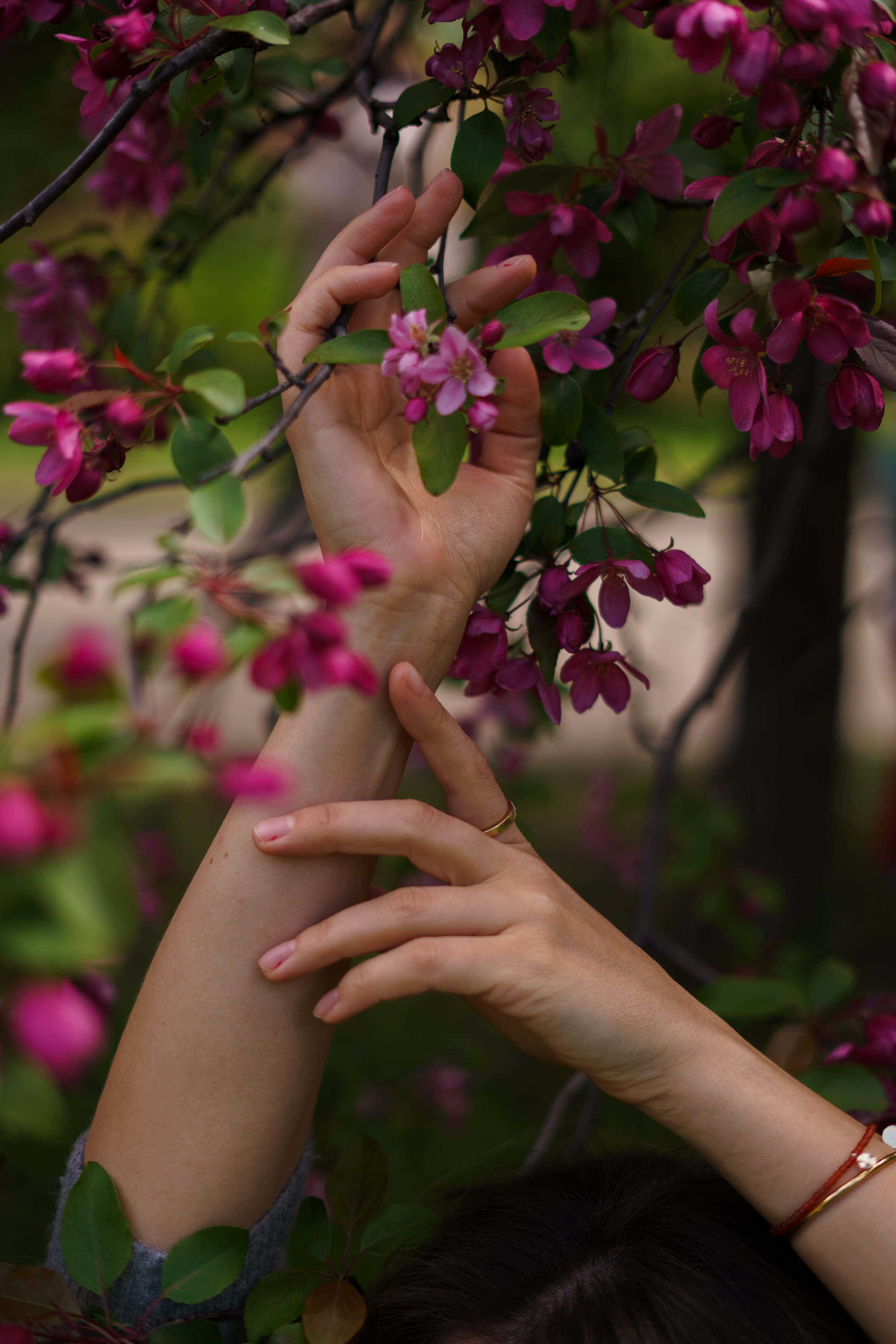 Фото деталей, руки девушки крупным планом