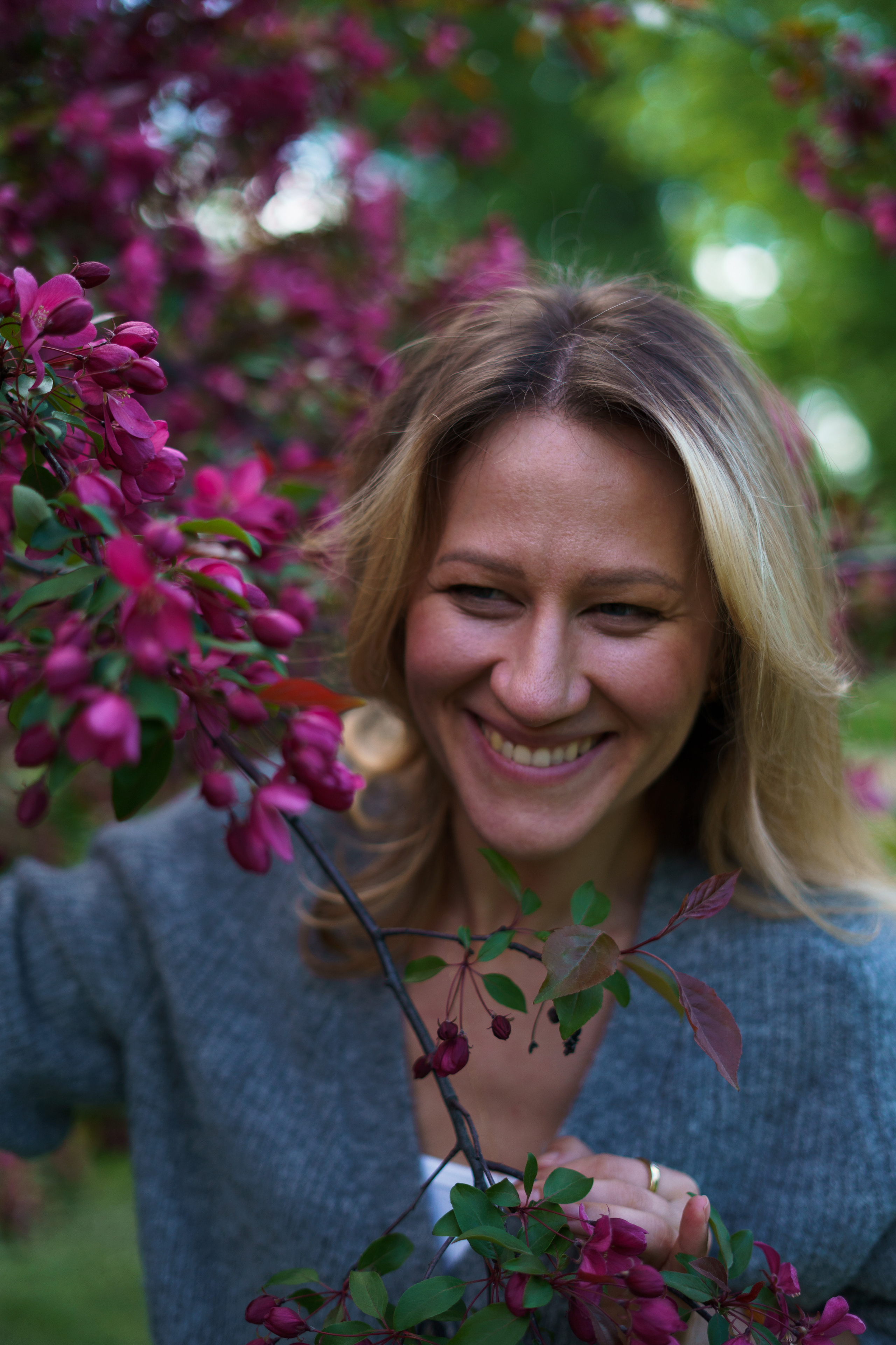 Крупный портрет смеющейся девушки