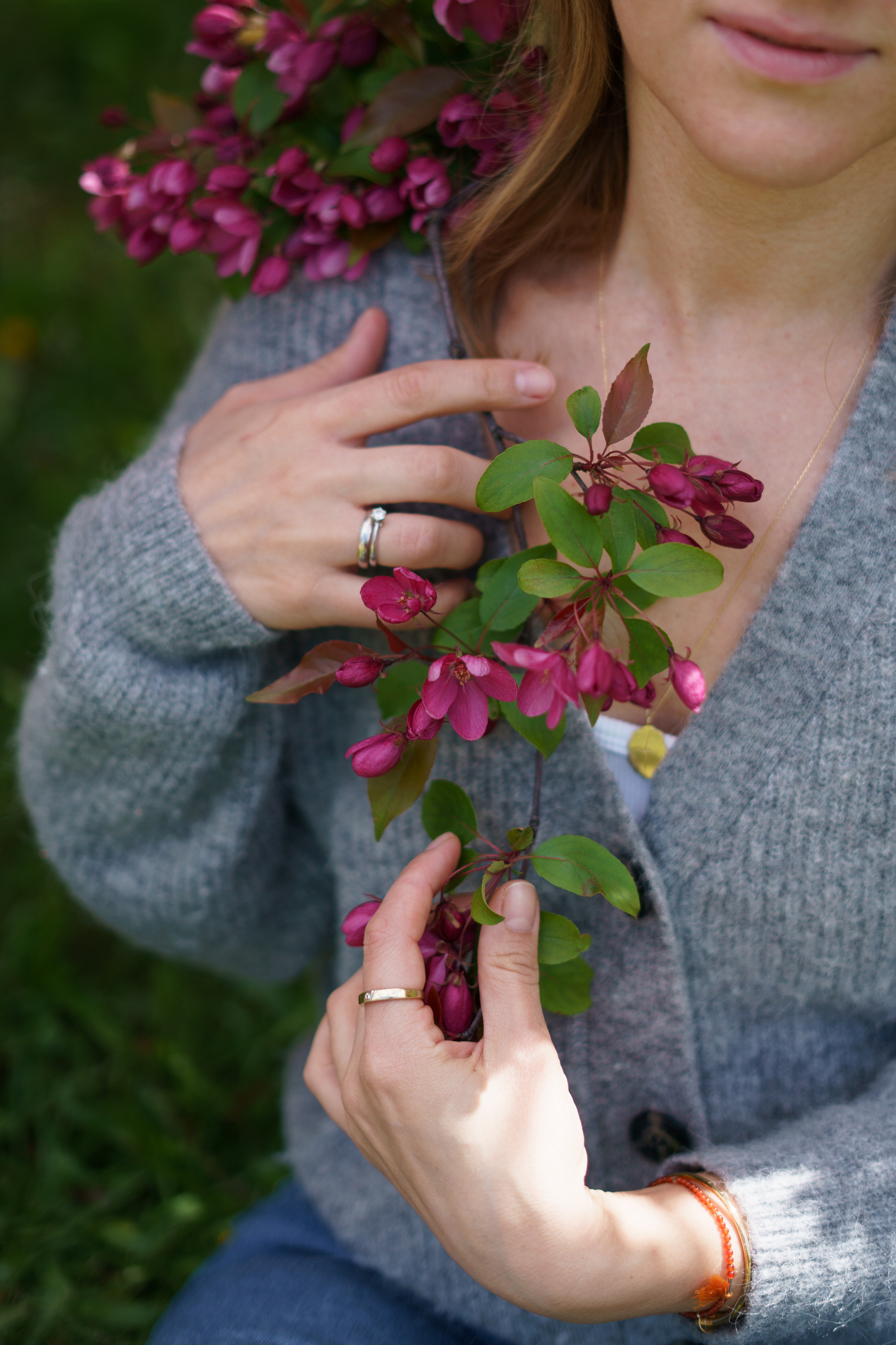Крупный портрет девушки с цветущей розовой яблоней