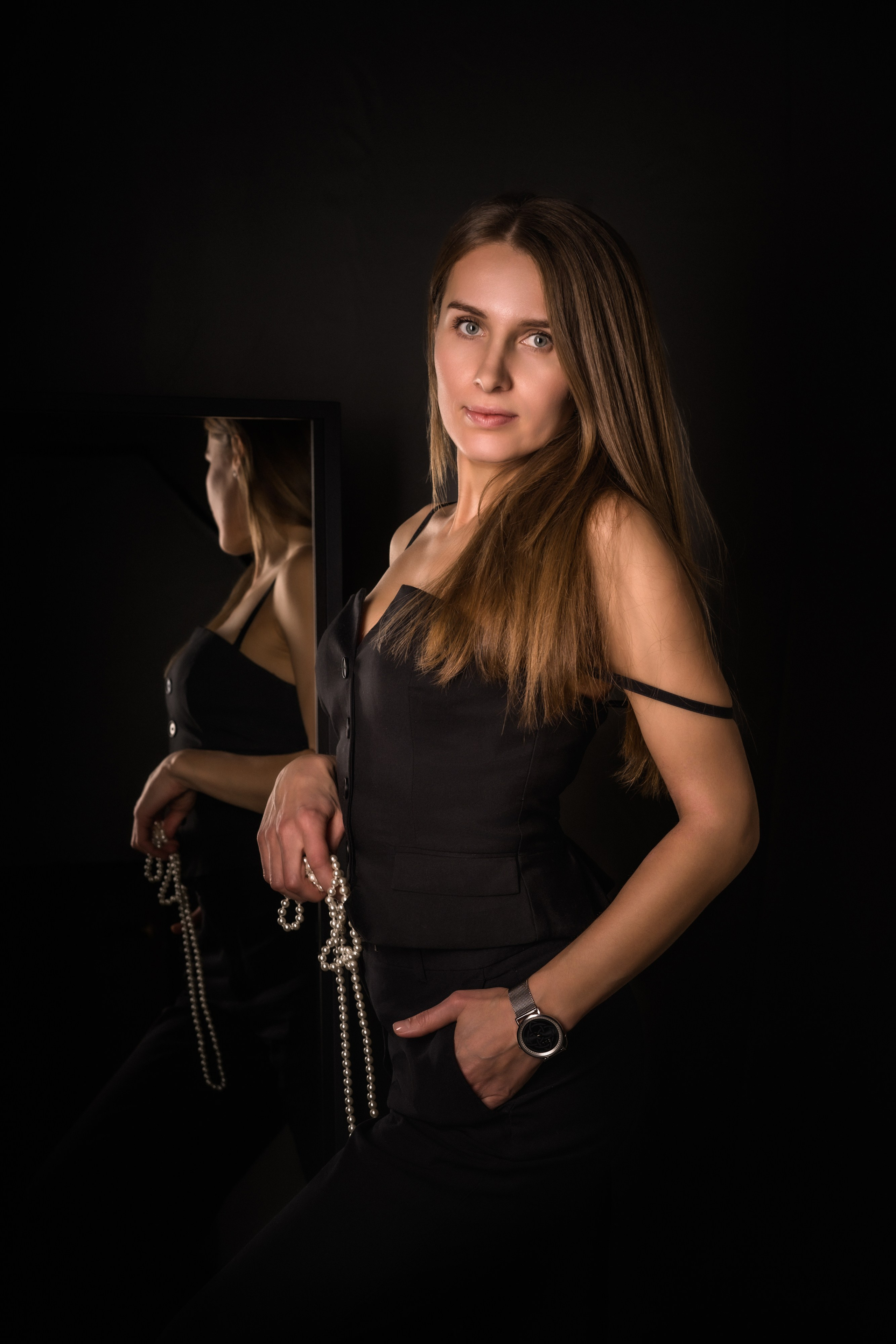 Женский портрет, нежный образ, естественное освещение, студийная съёмка, мягкий женский образ, крупные глаза, улыбка, натуральный макияж, элегантная причёска, черный фон, 