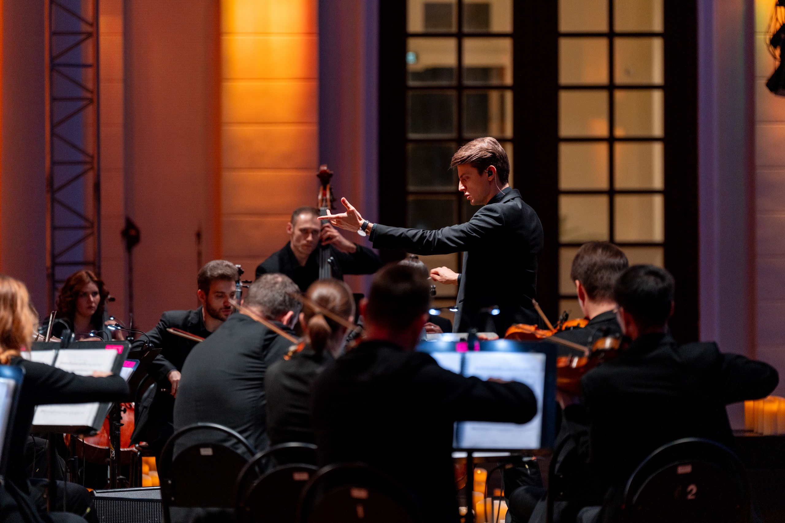 Симфонический оркестр Lumisfera при свечах. Фотограф Никита Комаров