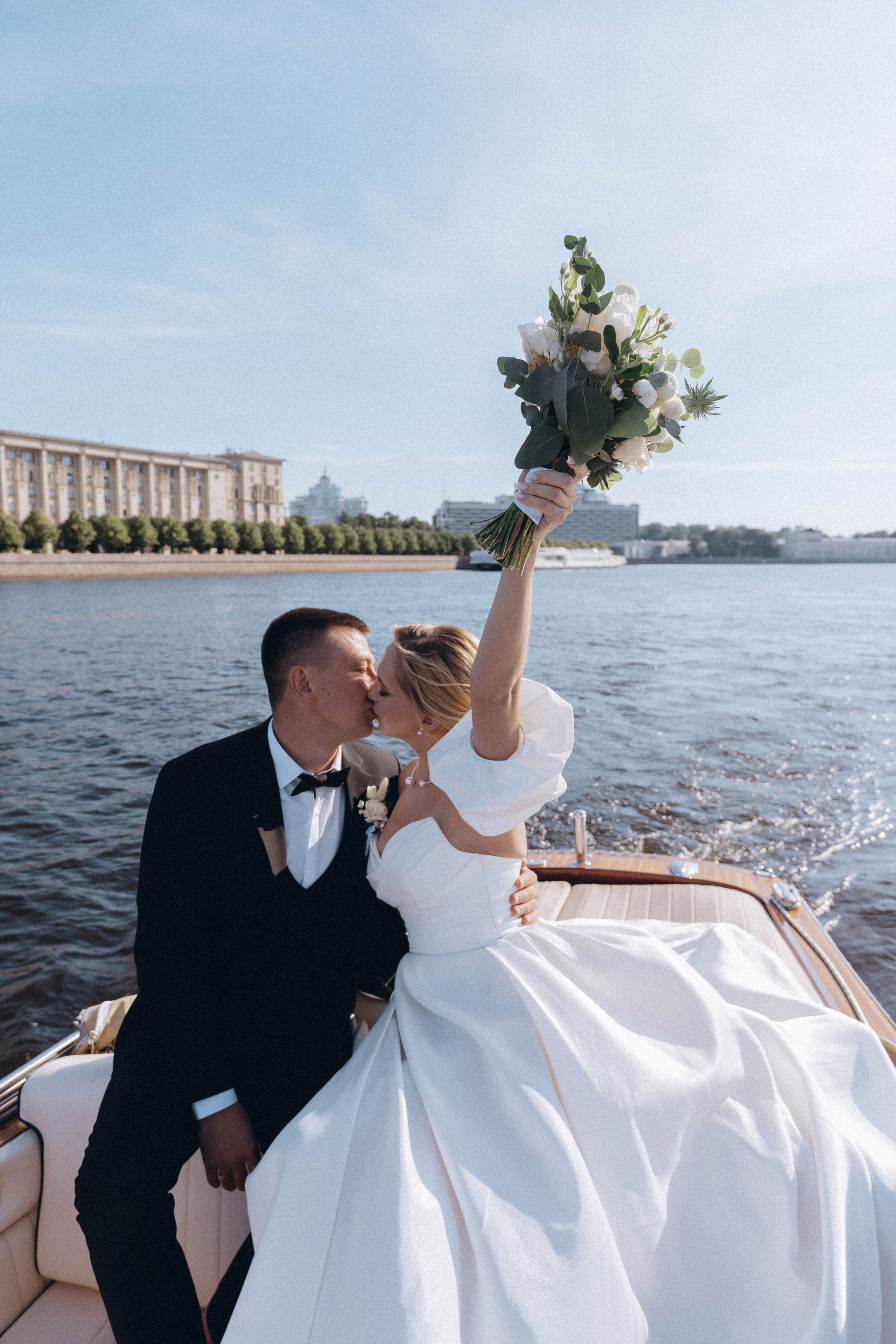 СВАДЕНБНАЯ СЬЕМКА НА КАТЕРЕ ПО КАНАЛАМ САНКТ-ПЕТЕРБУРГА И В АКВАТОРИИ НЕВЫ. Профессиональный фотограф, Санкт-Петербург — Виктория Богомолова
