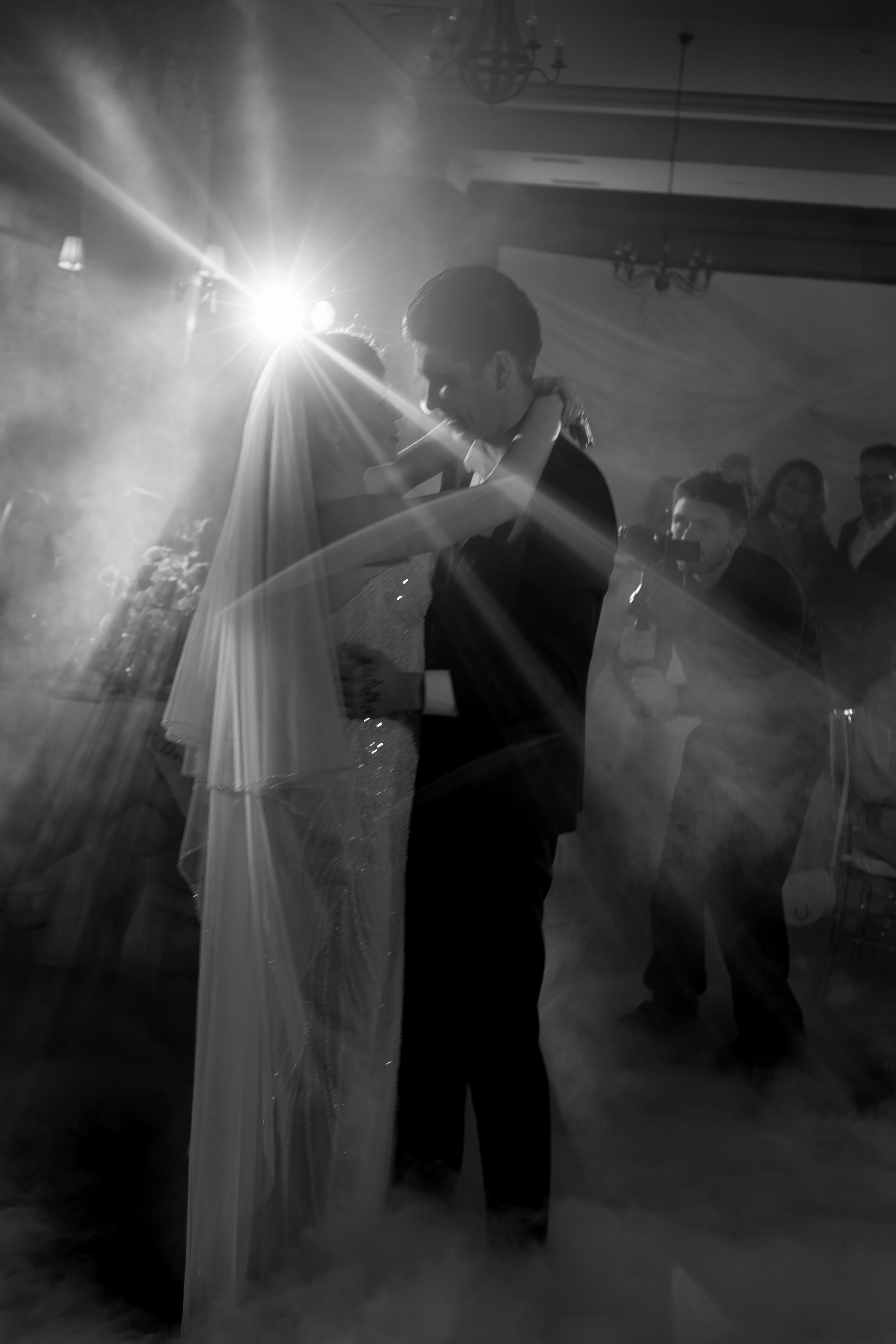 ПЕРВЫЙ ТАНЕЦ МОЛОДЫХ НА БАНКЕТЕ. ТРОГАТЕЛЬНЫЙ МОМЕНТ (СНЯТО В СИБИРЕ В НИЖНЕВАРТОВСКЕ). Профессиональный фотограф, Санкт-Петербург — Виктория Богомолова