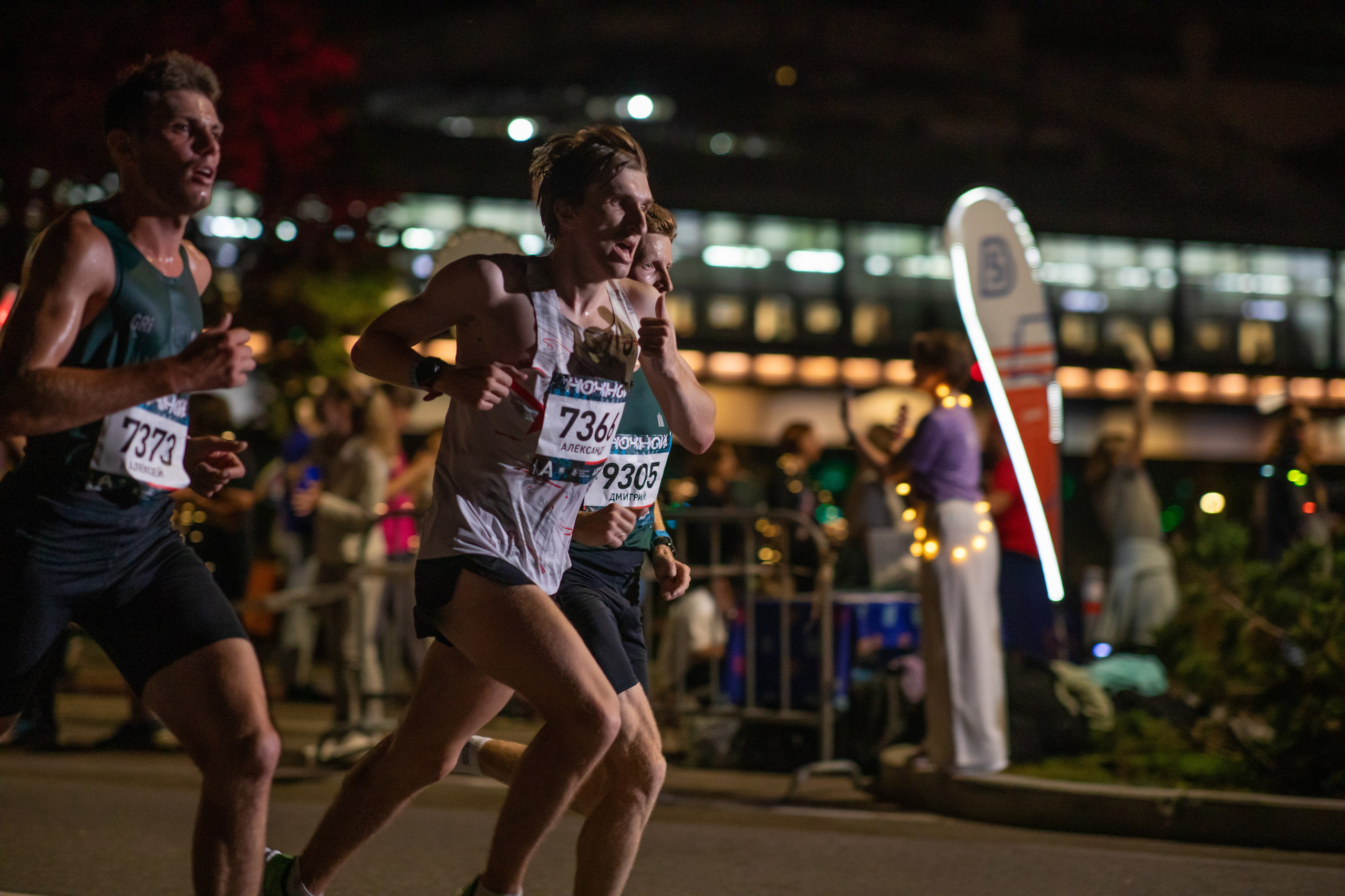 Ночной забег в ленте фотографий бегунов 03.08.24. Фотограф Сергей Ловкий