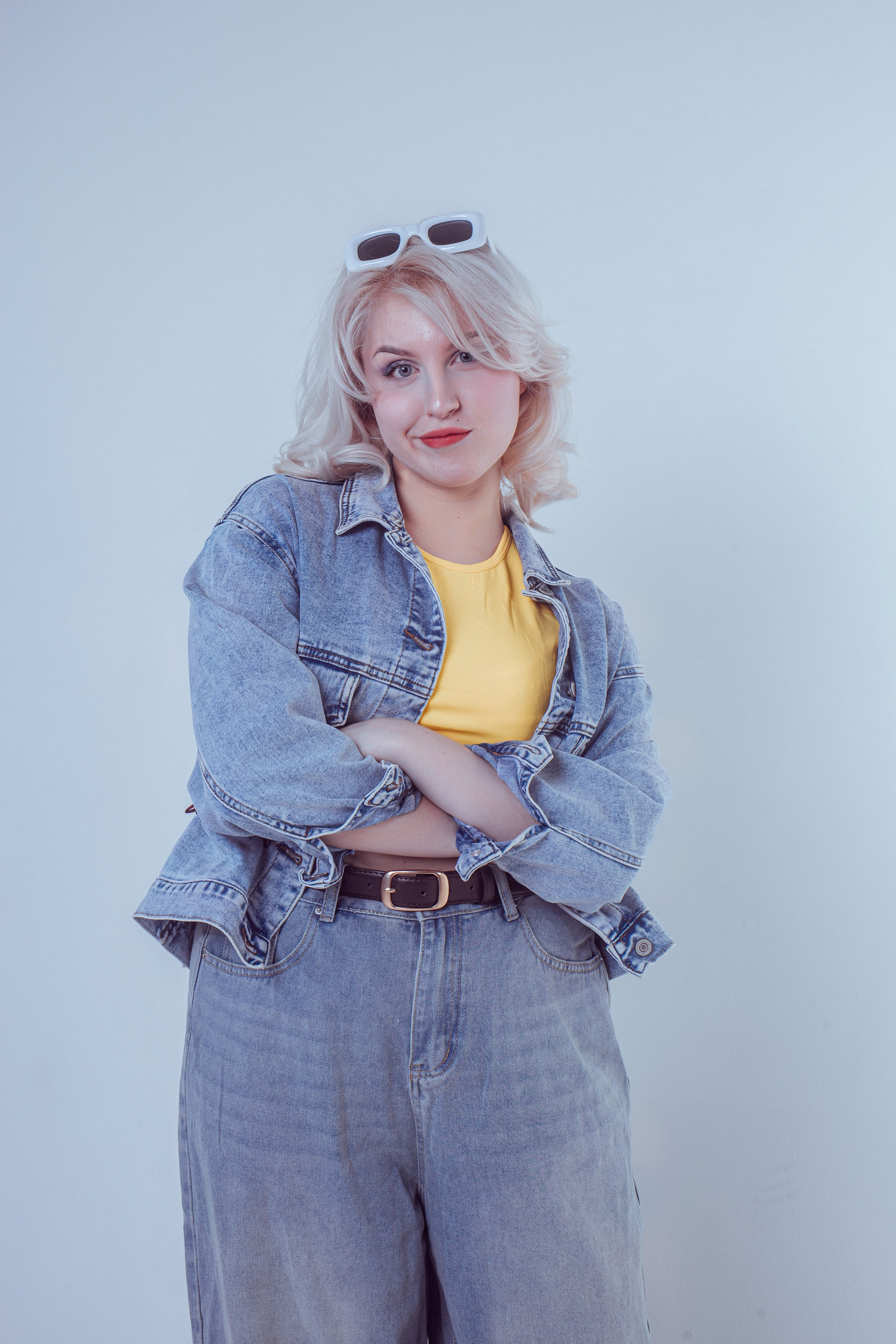 Джинсы порезаны Лето три полоски на кедах. Главная