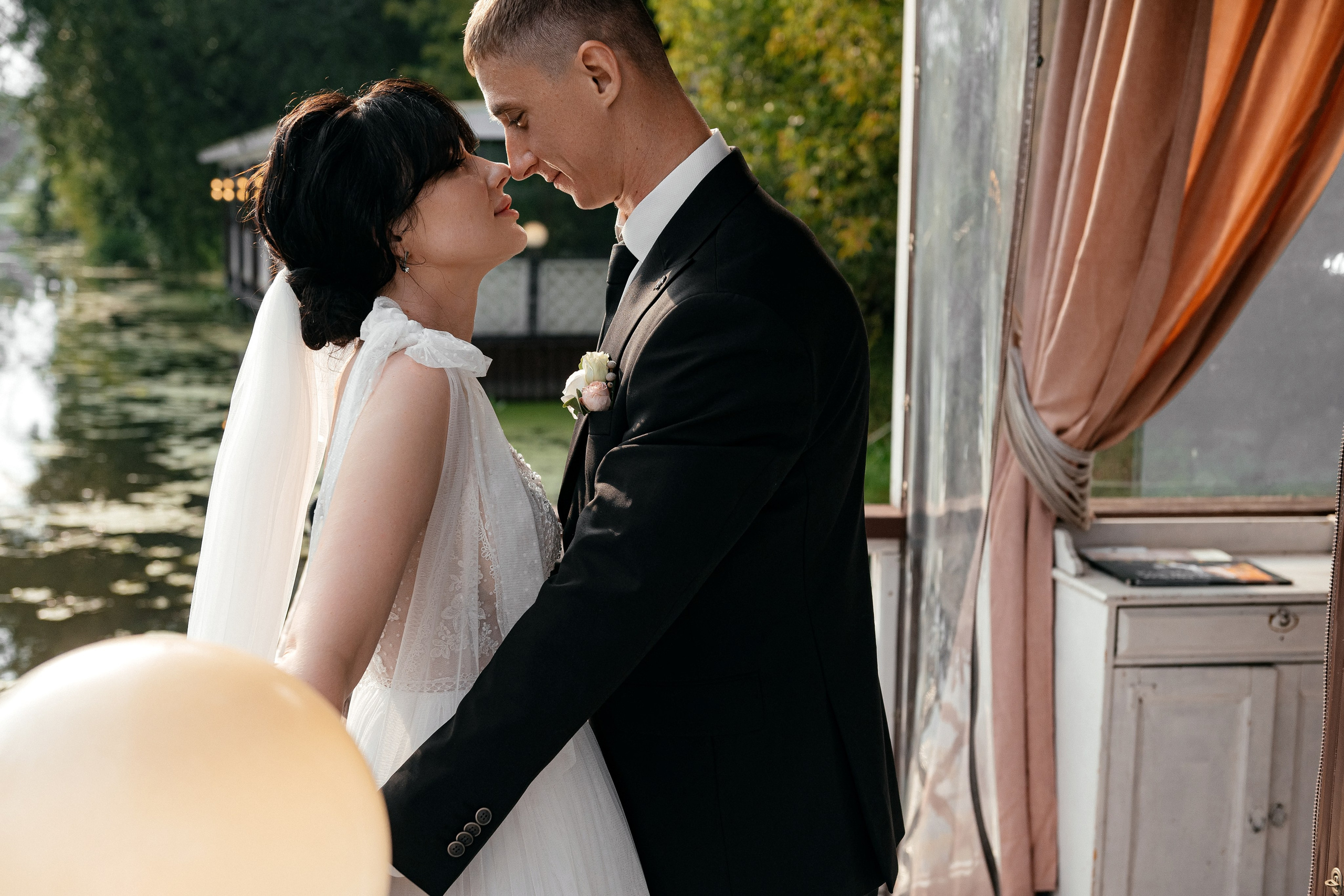 Свадьба с венчанием в Щелково. Прогулка в Гребнево, ресторан Кинза, отель Премиум. Свадебный и семейный фотограф Виктория Носачёва. Щелково, Москва и МО