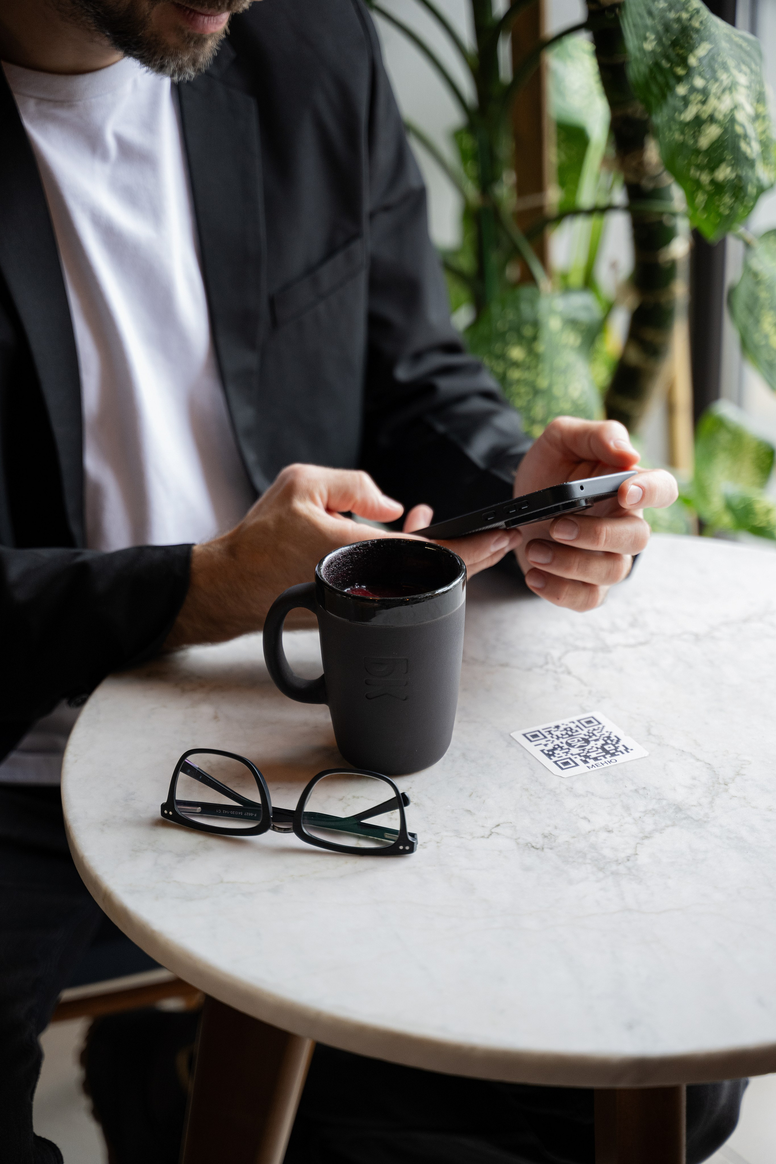 Красавчик в кафе. Главная