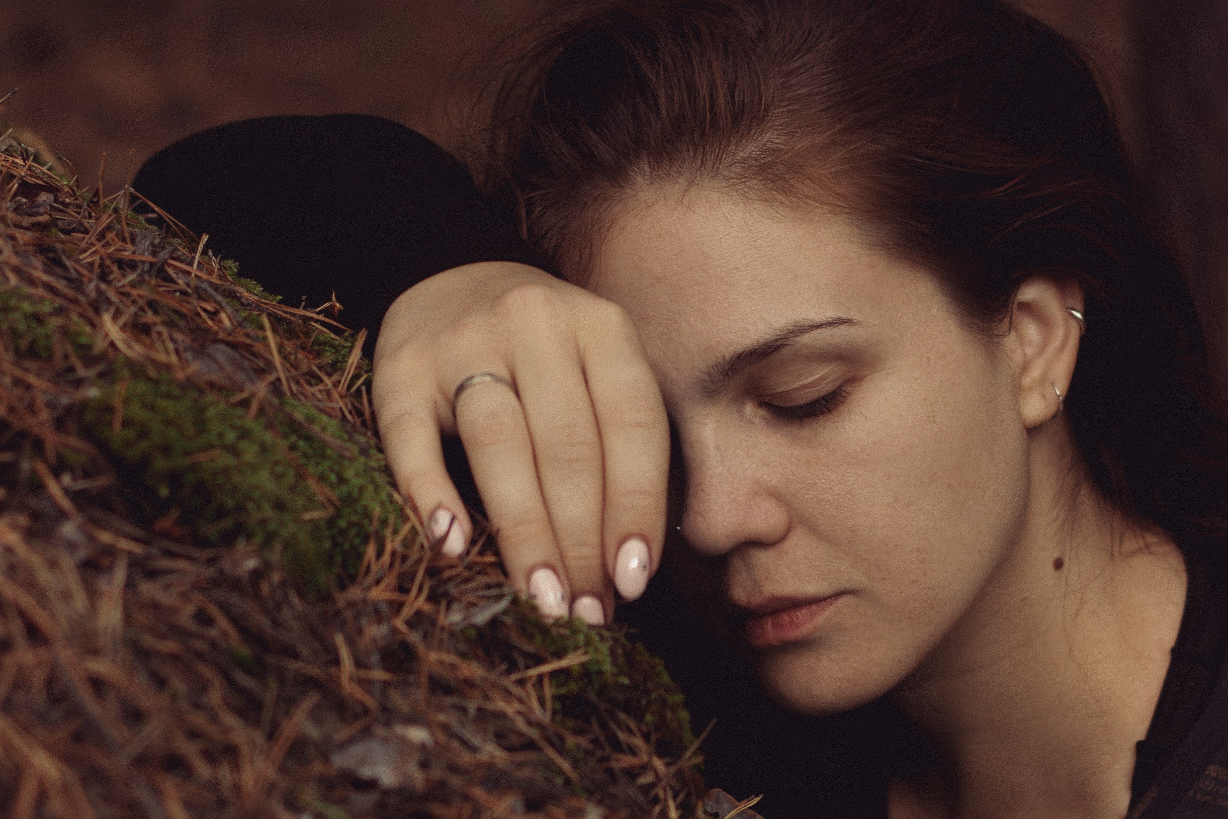 Саша во мхах / Каркаралинск. Фотограф Наталья Гончарова. Снимаю живые портреты в Алматы