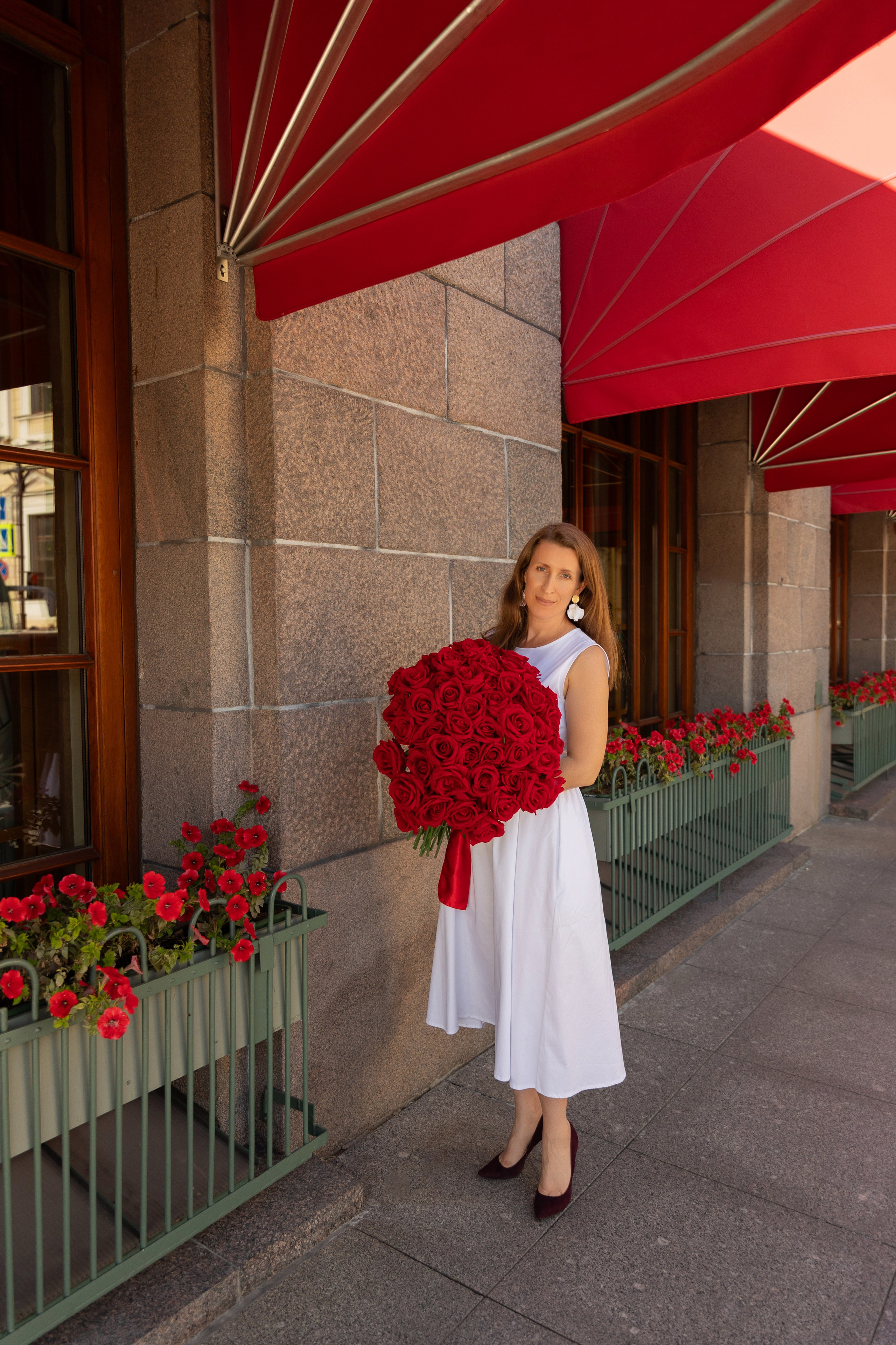 Фотопрогулка в центре с букетом красных роз. Семейный и свадебный фотограф в Санкт-Петербурге Татьяна Швыкова
