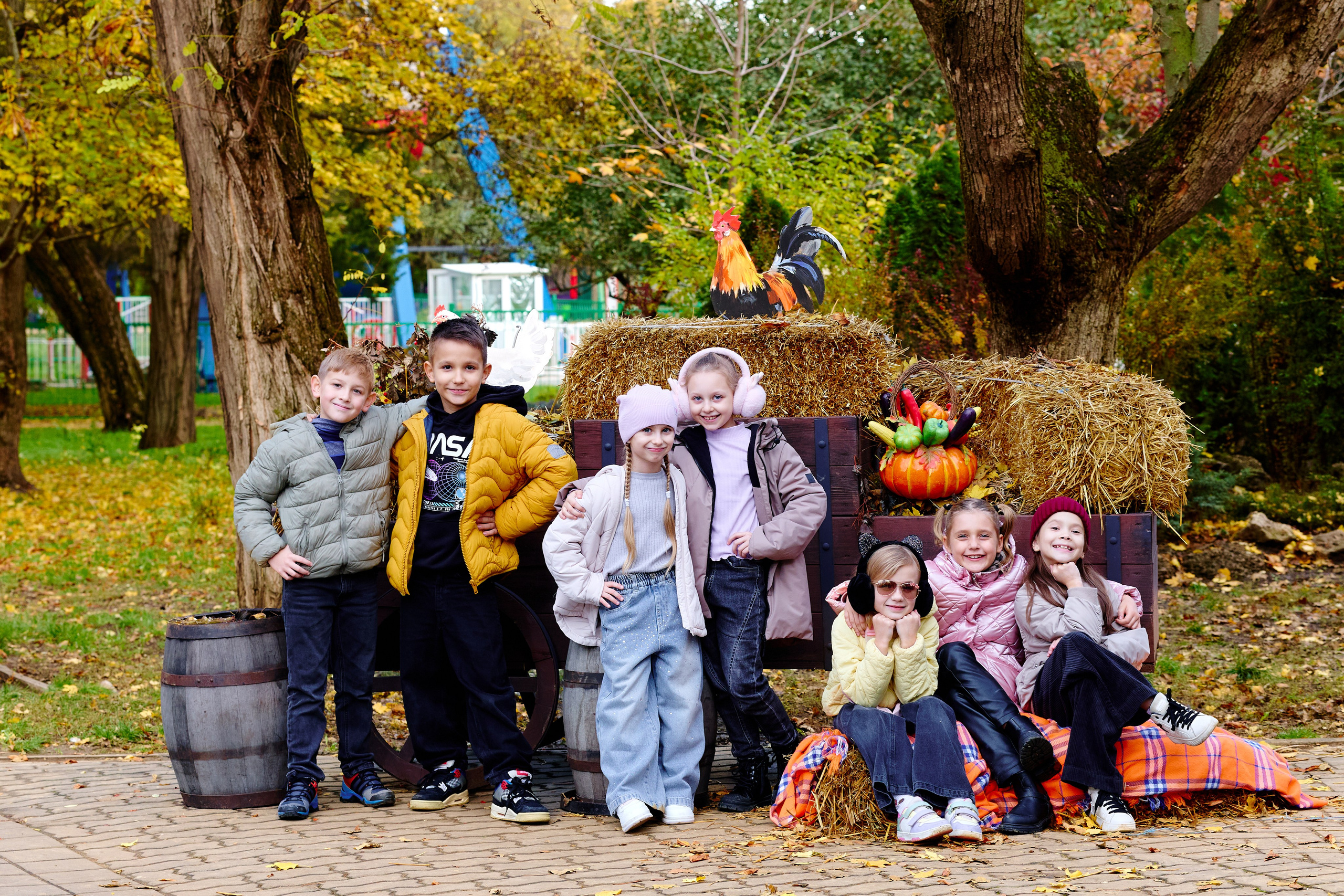 Прогулка в парке классом. Фотограф Выпускные альбомы Таганрог Сергей Коробченко