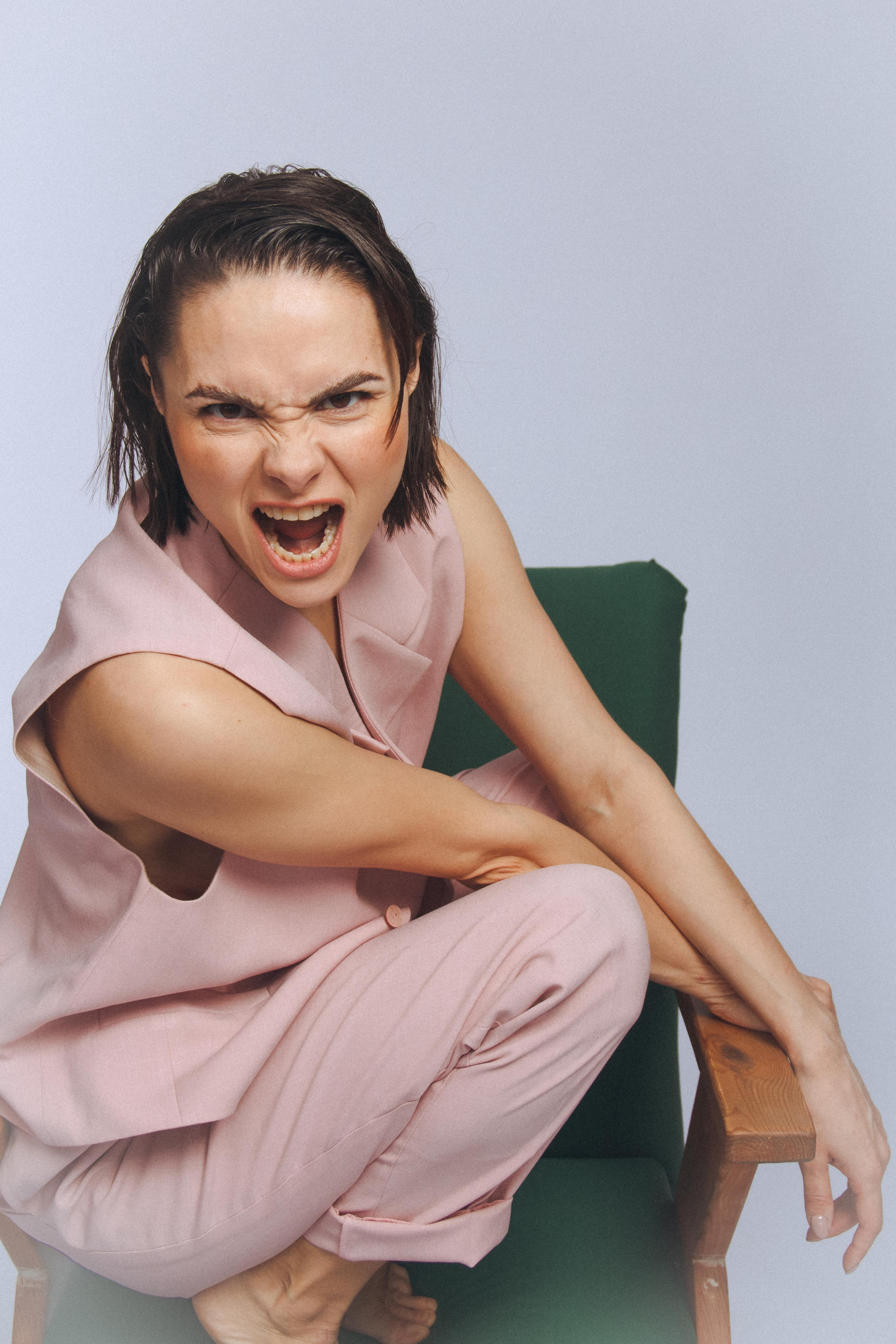 Аня Сараева. Главная