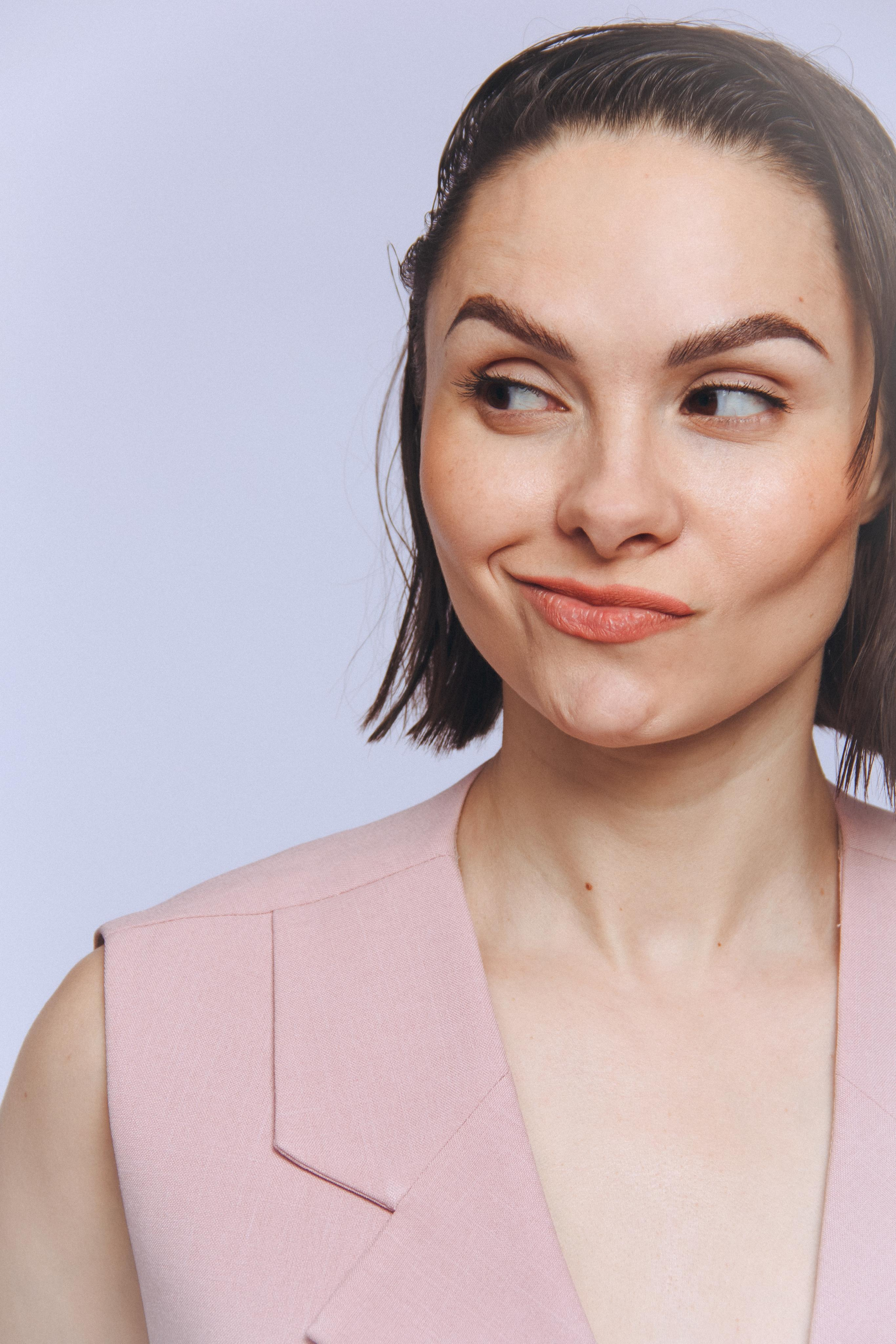 Аня Сараева. Главная