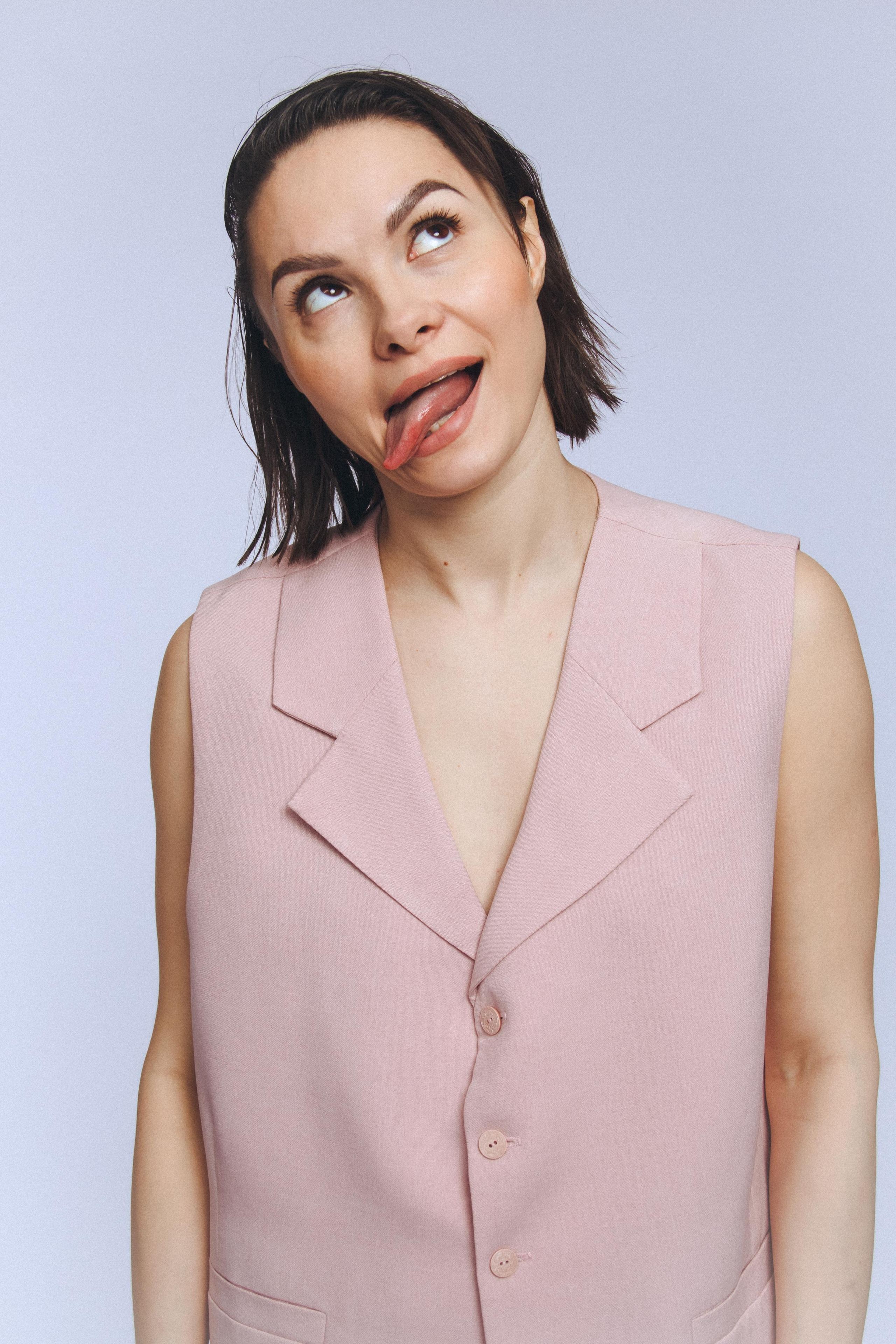 Аня Сараева. Главная