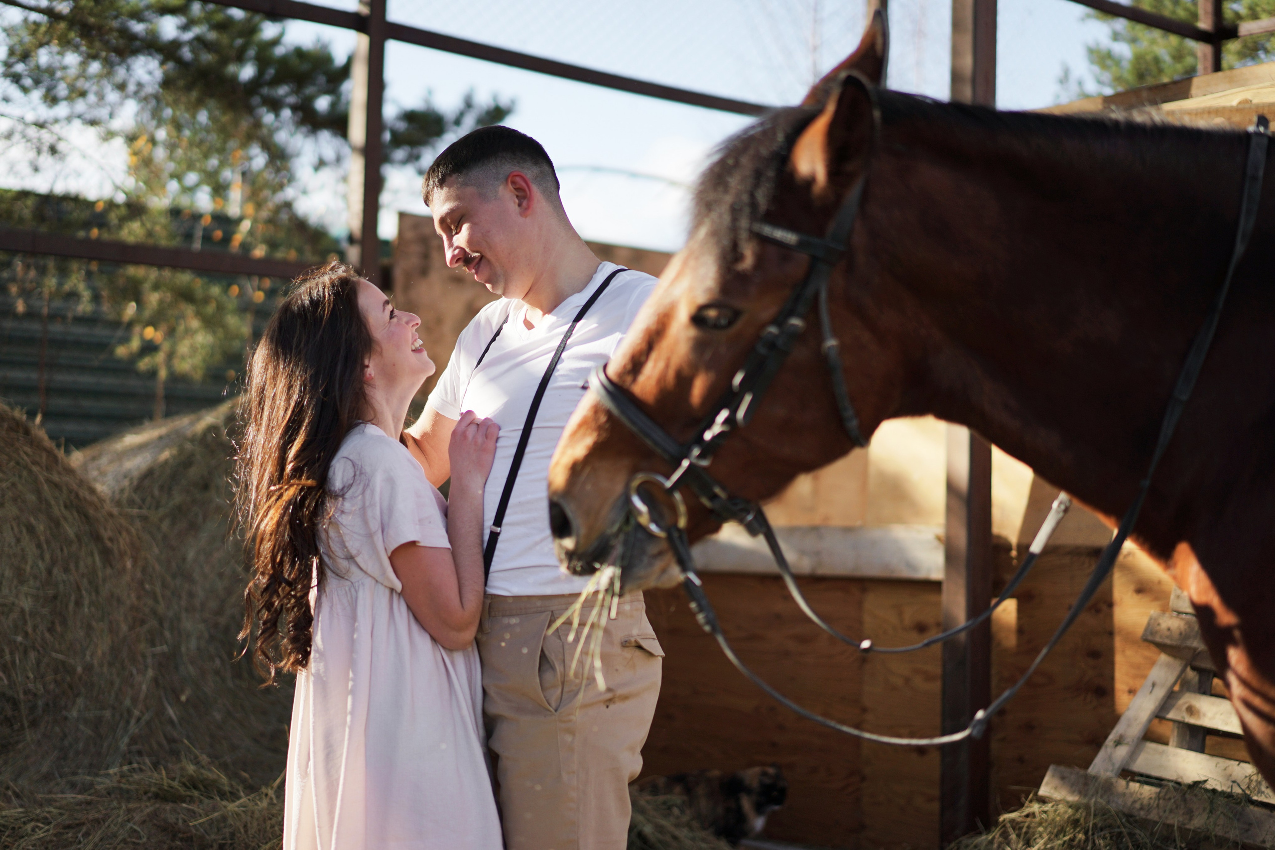 Фотосессия влюбленных в конюшне. Фотограф Екатеринбург Кокшарова Александра