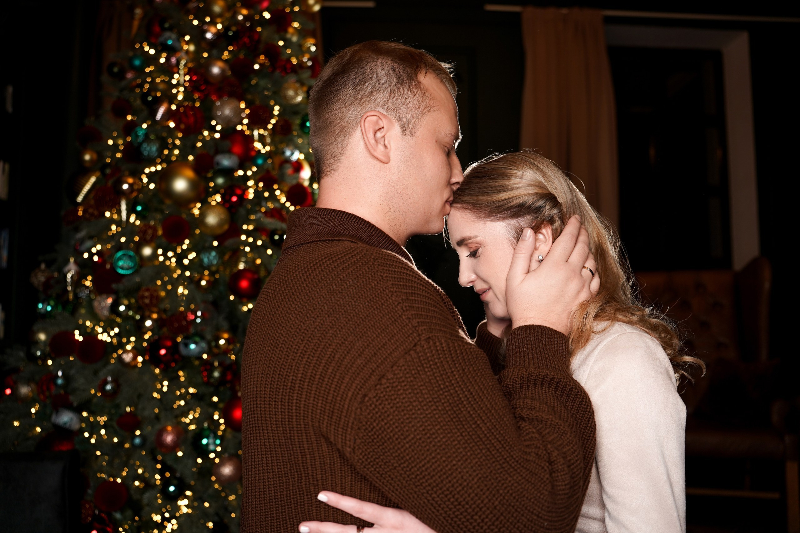 Парная новогодняя фотосессия в фотостудии Леона. Фотограф Алёна Чёботова в Ростове-на-Дону. Свадебный фотограф в Ростове-на-Дону. Таинство Крещения и Венчания, семейные фотосессии. Алёна Чёботова