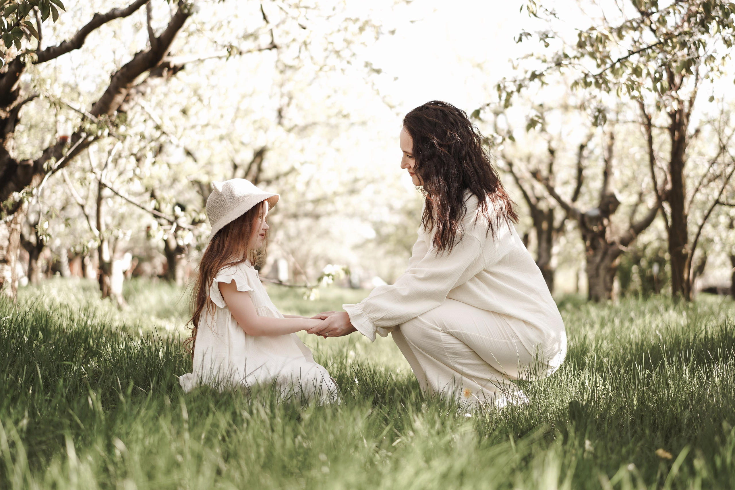 Семейная фотосессия на цветущих садах. Свадебный фотограф в Ростове-на-Дону. Таинство Крещения и Венчания, семейные фотосессии. Алёна Чёботова