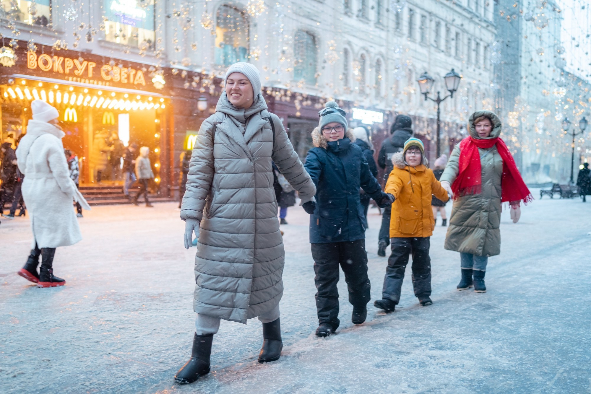 Юля с семьей в центре. Семейный фотограф Варвара Сорока в городе Москве