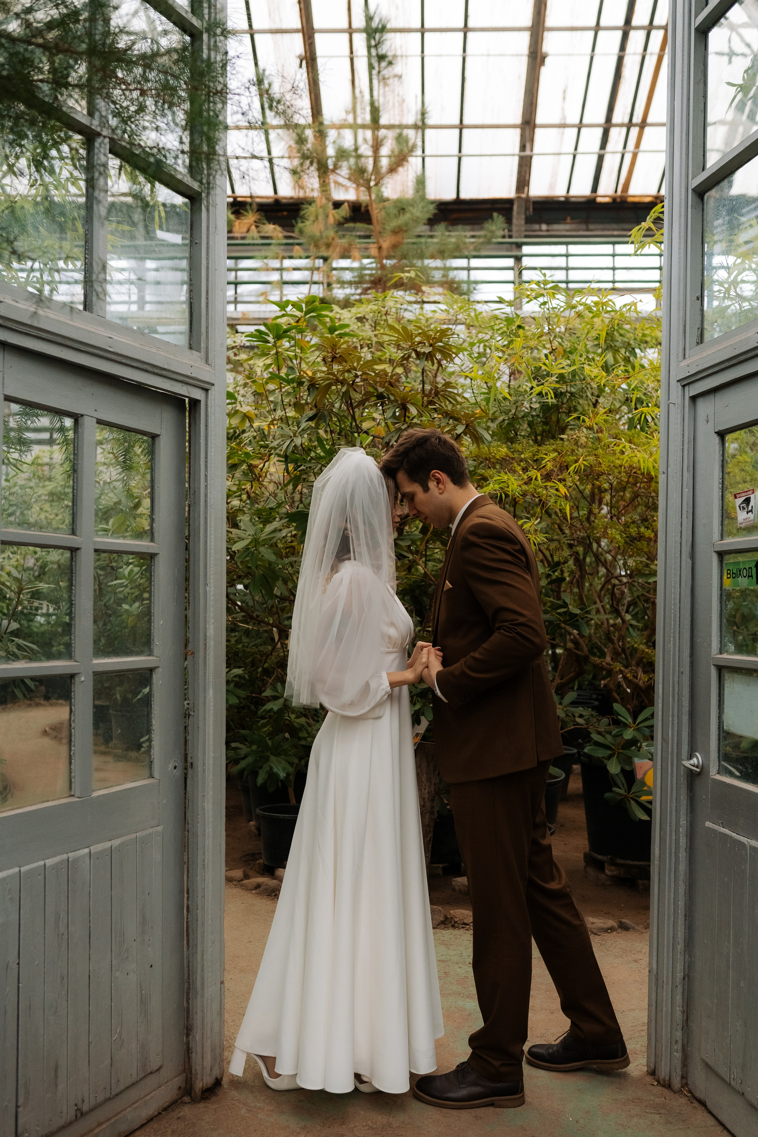 Свадебная фотосессия в оранжерее, Москва. Свадебный фотограф в Москве Анна Полушина