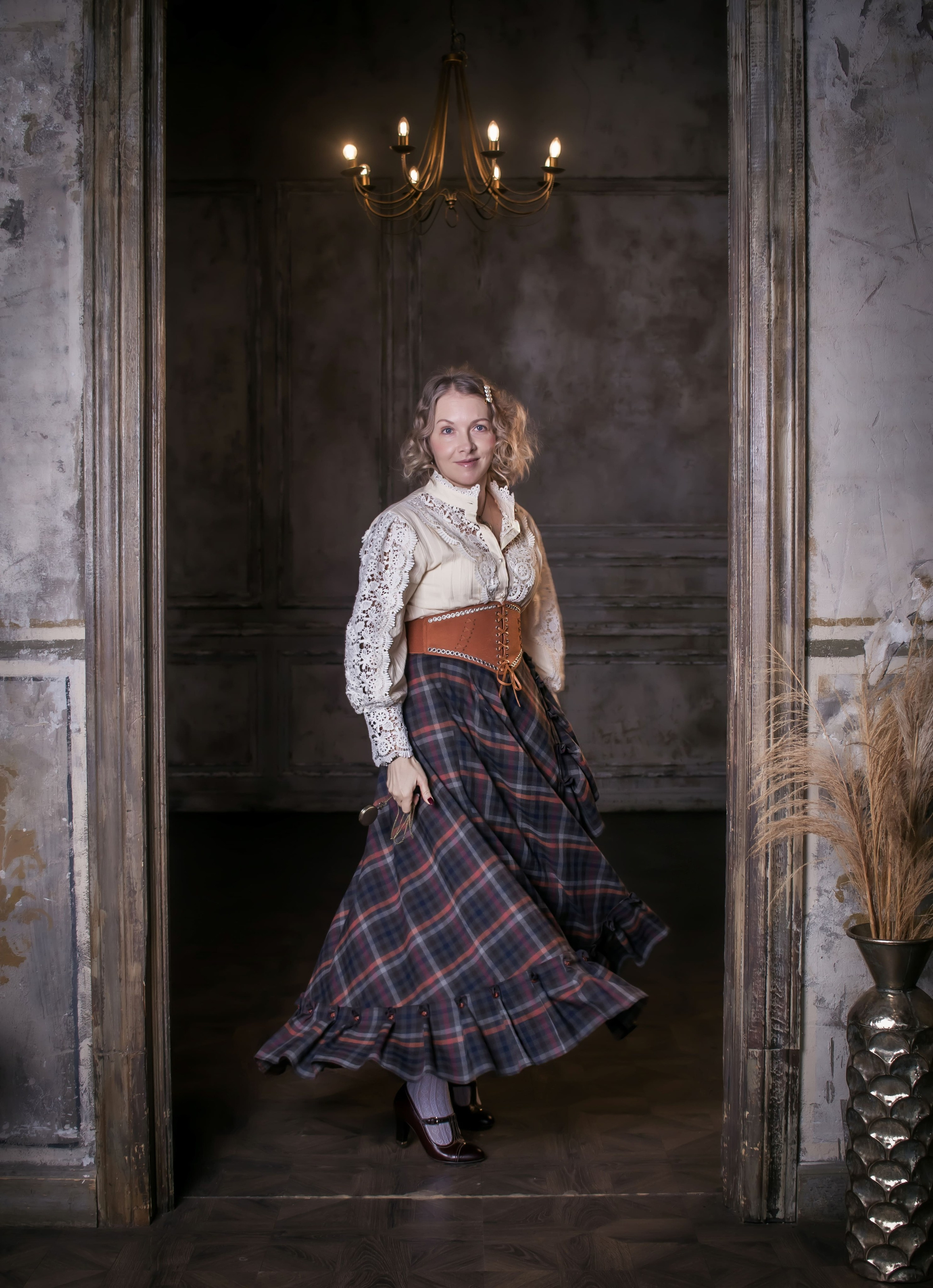 Женщина в длинной юбке в историческом интерьере XIX века, ретро фотосессия, фотограф Карасёва Елена