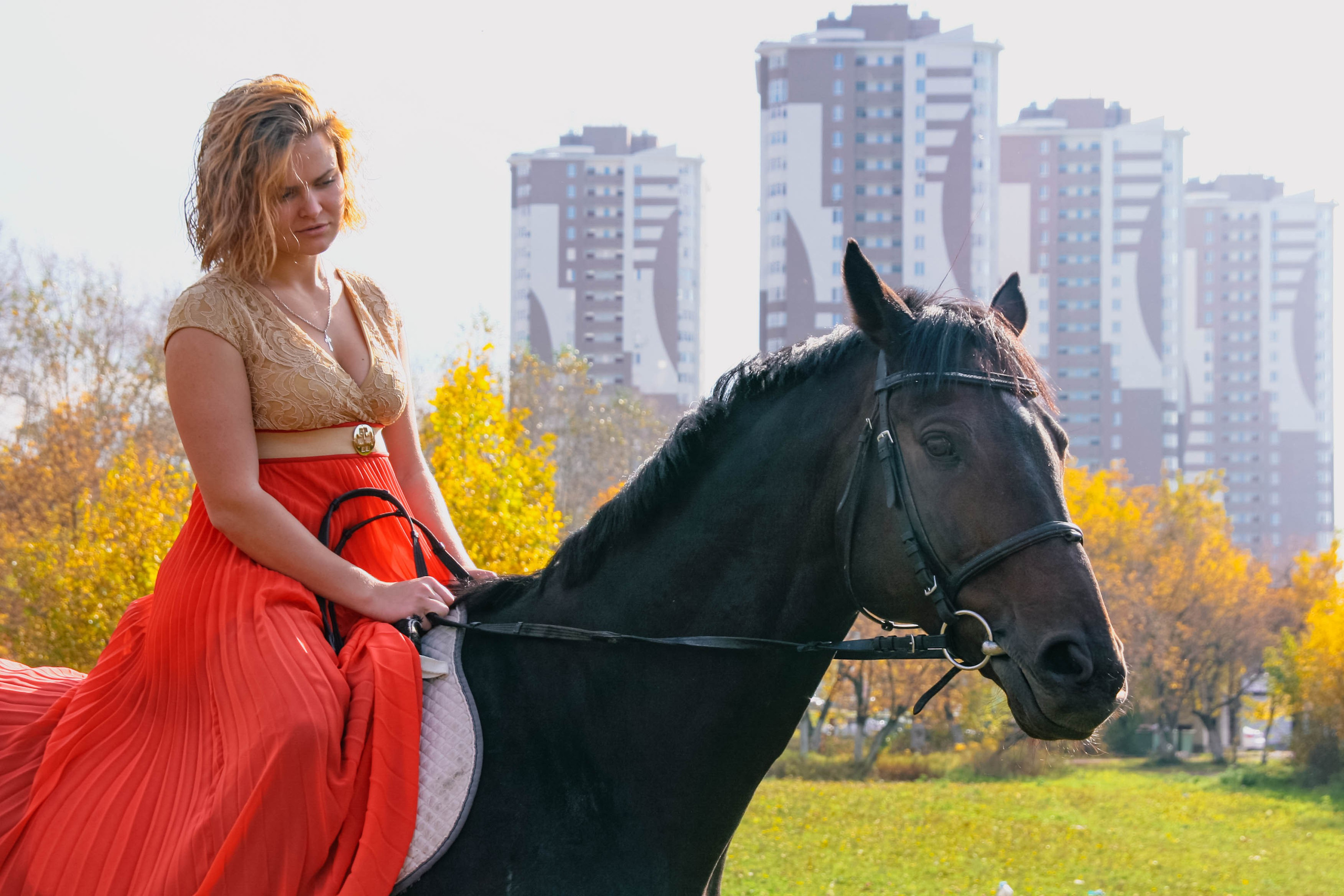 Алёна и Даша на лошади. Фотограф Пермь. Фотосессия в фотостудии Перми и на свежем воздухе