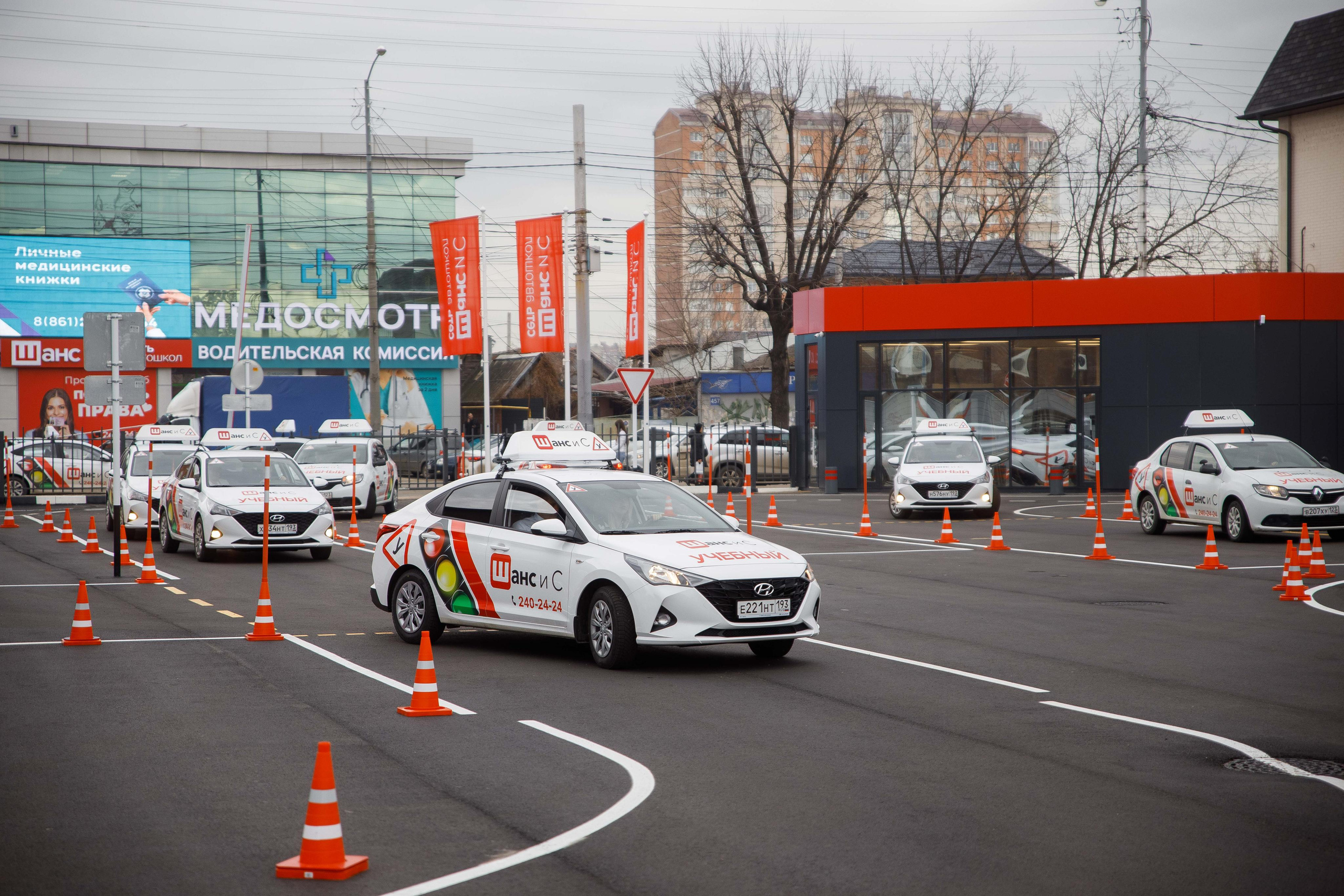 Мед. центр и автошкола. Фотограф Андрей Баксов