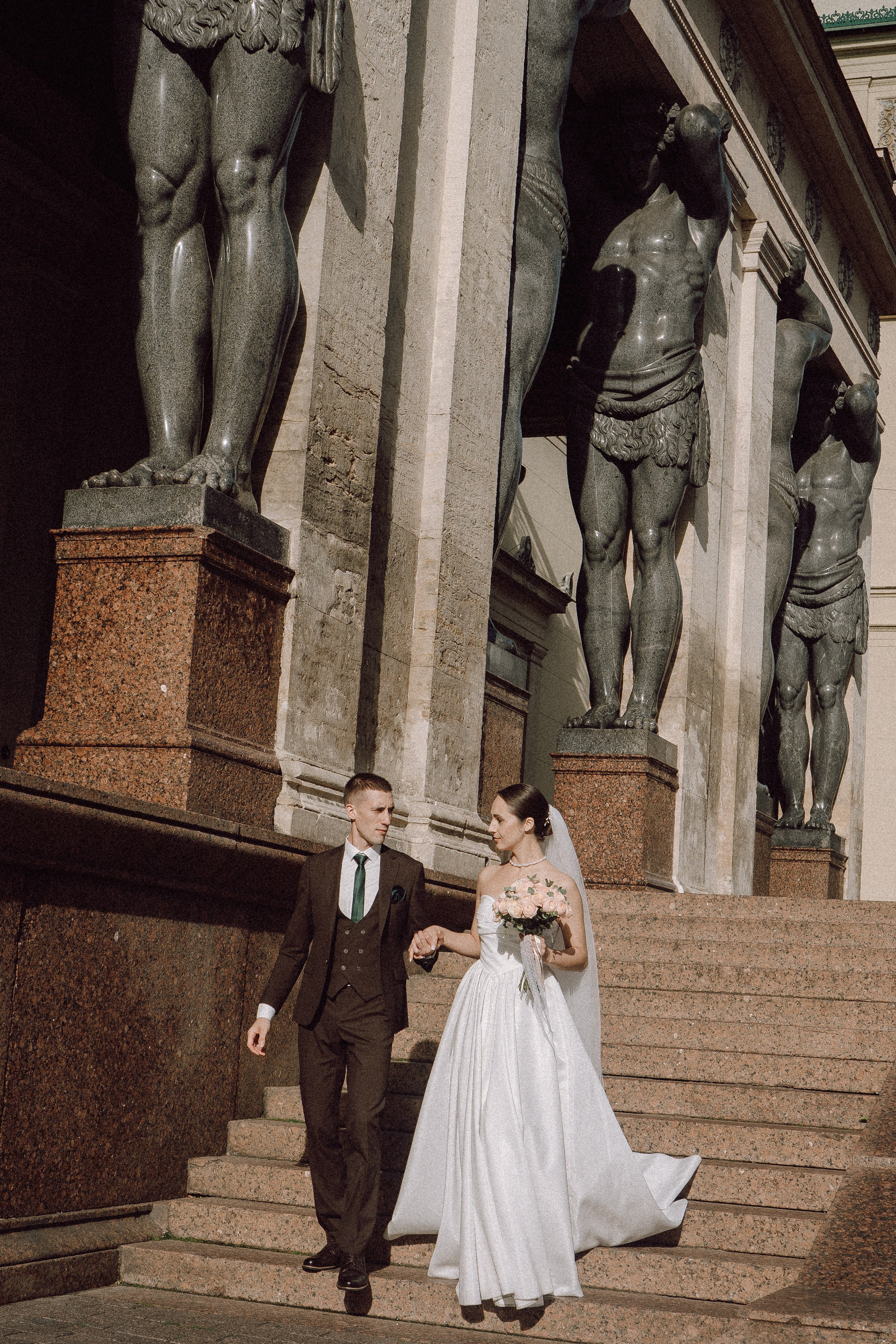 СВАДЕБНАЯ ПРОГУЛКА В САНТК-ПЕТЕРБУРГЕ (ИСАКИЕВСКИЙ СОБОР, ЗИМНЯЯ КАНАВКА, ЭРМИТАЖ И БОЛЬШАЯ МОРСКАЯ УЛИЦА). Профессиональный фотограф, Санкт-Петербург — Виктория Богомолова