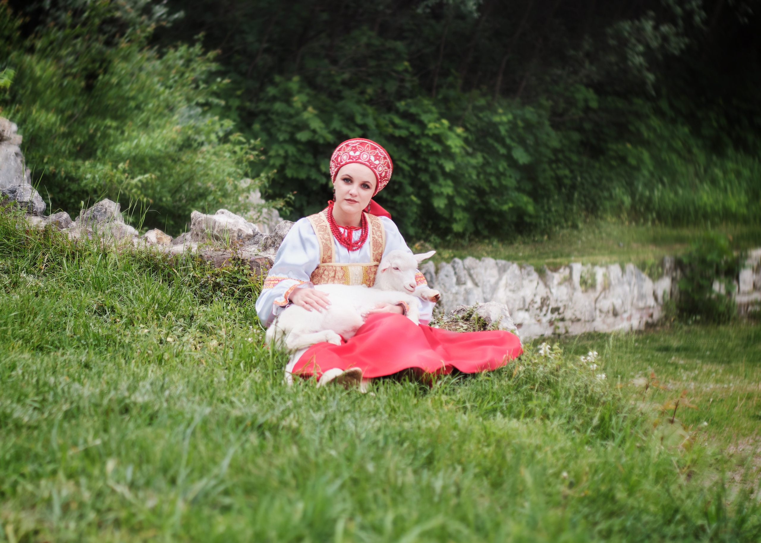 женская фотосессия с козлёнком на природе в Москве