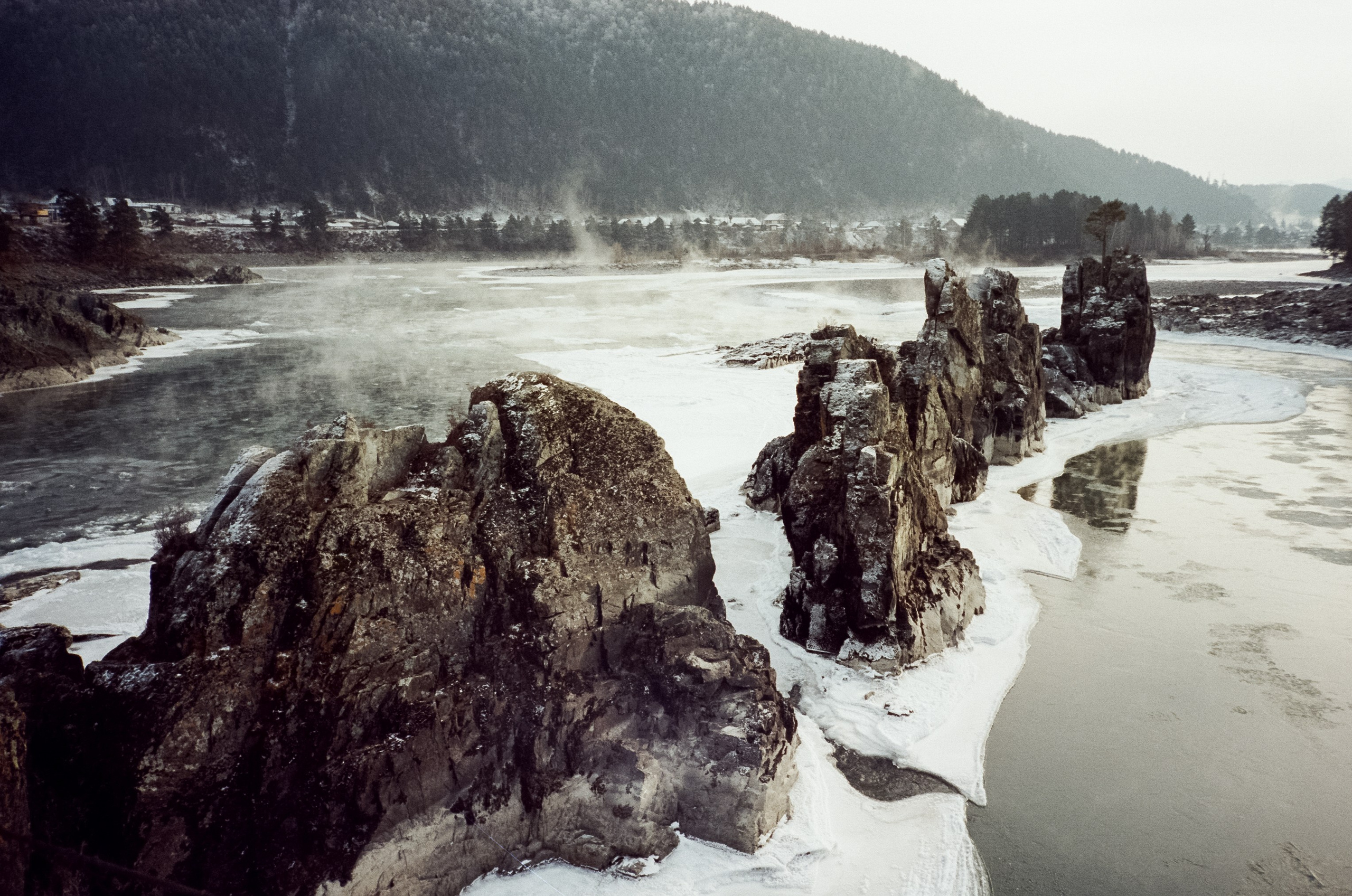 Мост над скалами Зубы Дракона. Зимняя Катунь. Фотограф-документалист Мария Осокина