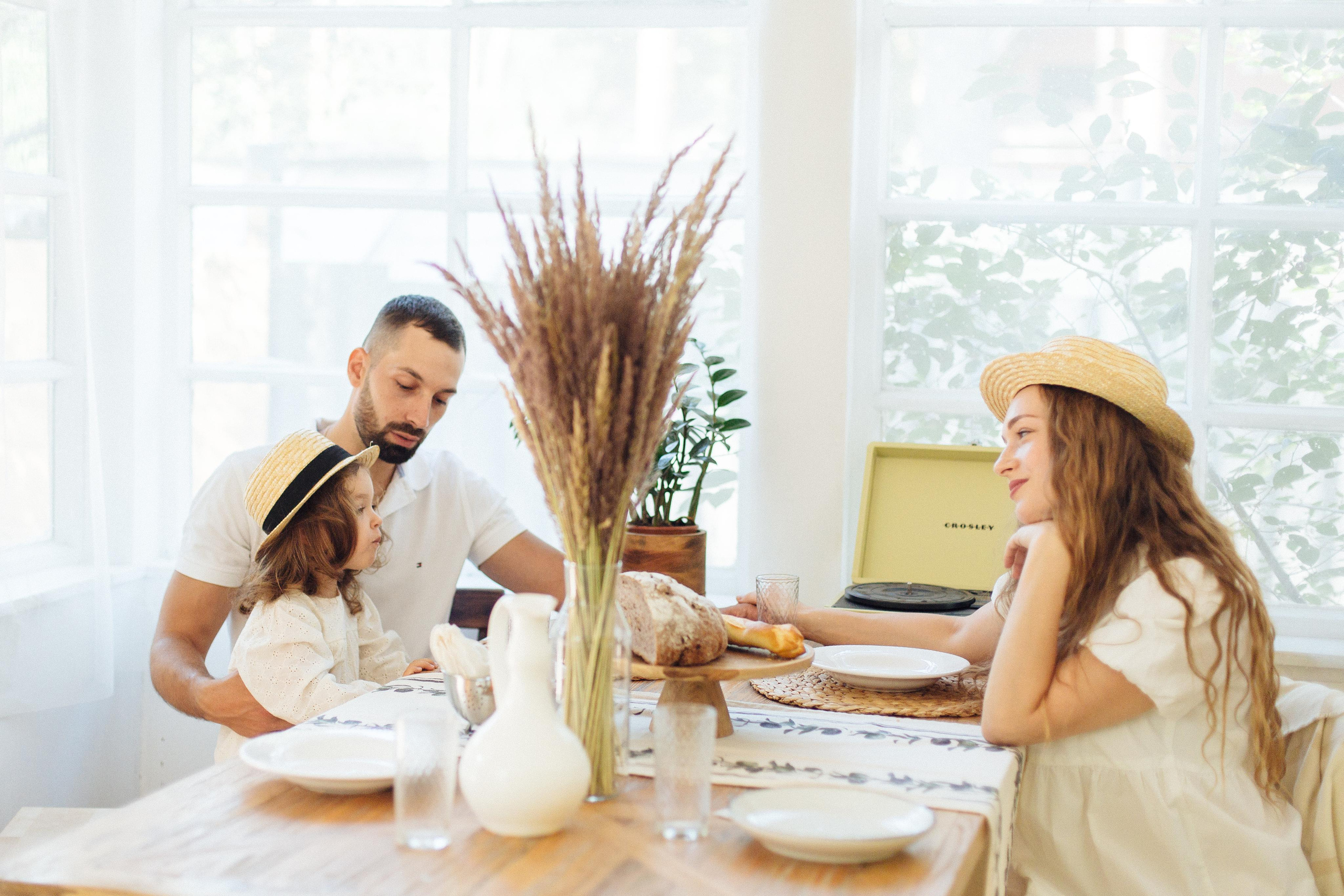 Злата и один солнечный день за городом с родителями. Александр Чернин. Семейный и событийный фотограф