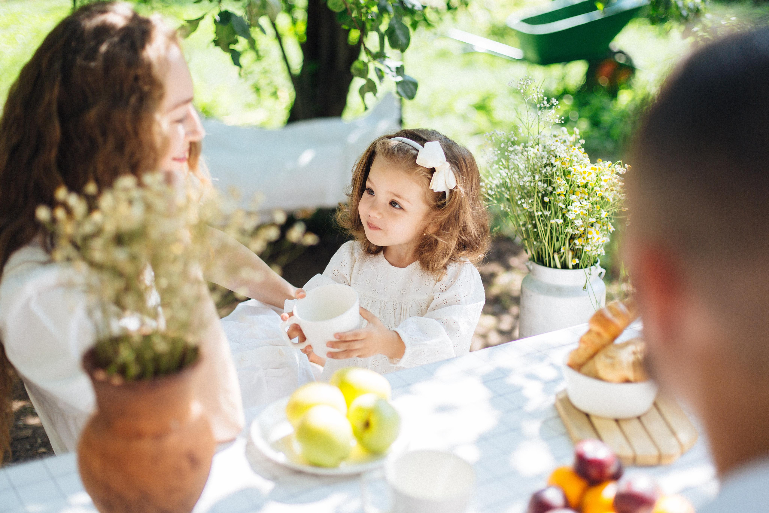 Злата и один солнечный день за городом с родителями. Александр Чернин. Семейный и событийный фотограф