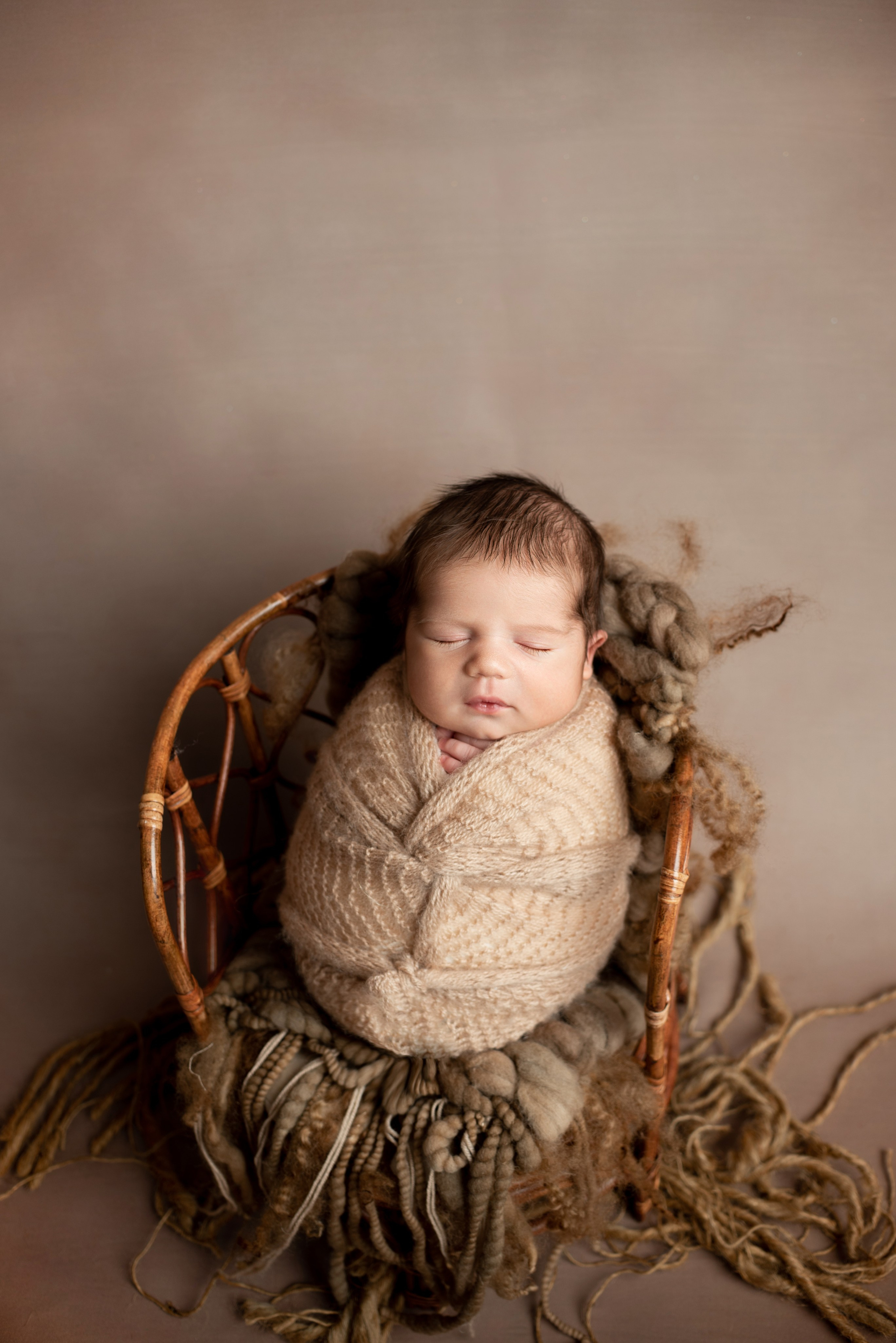 Ньюборн Крепыш малыш Эмиль. Фотограф новорожденных в Нижневартовске Лара Курдюкова