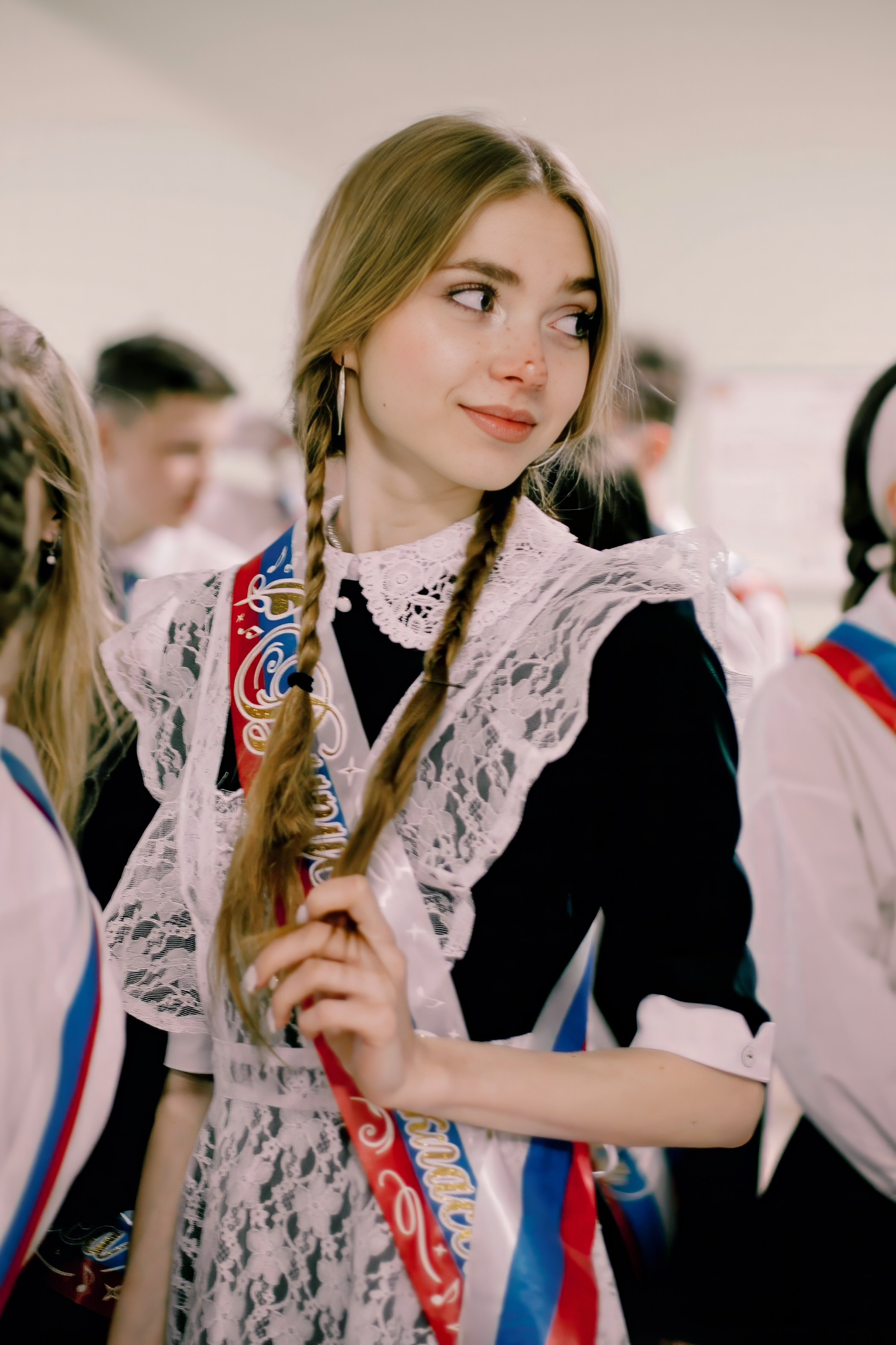 Май. Школа. Последний звонок. Александра, фотограф. Москва и выезды. Снимаю не просто образы — возвращаю ощущение себя через кадр