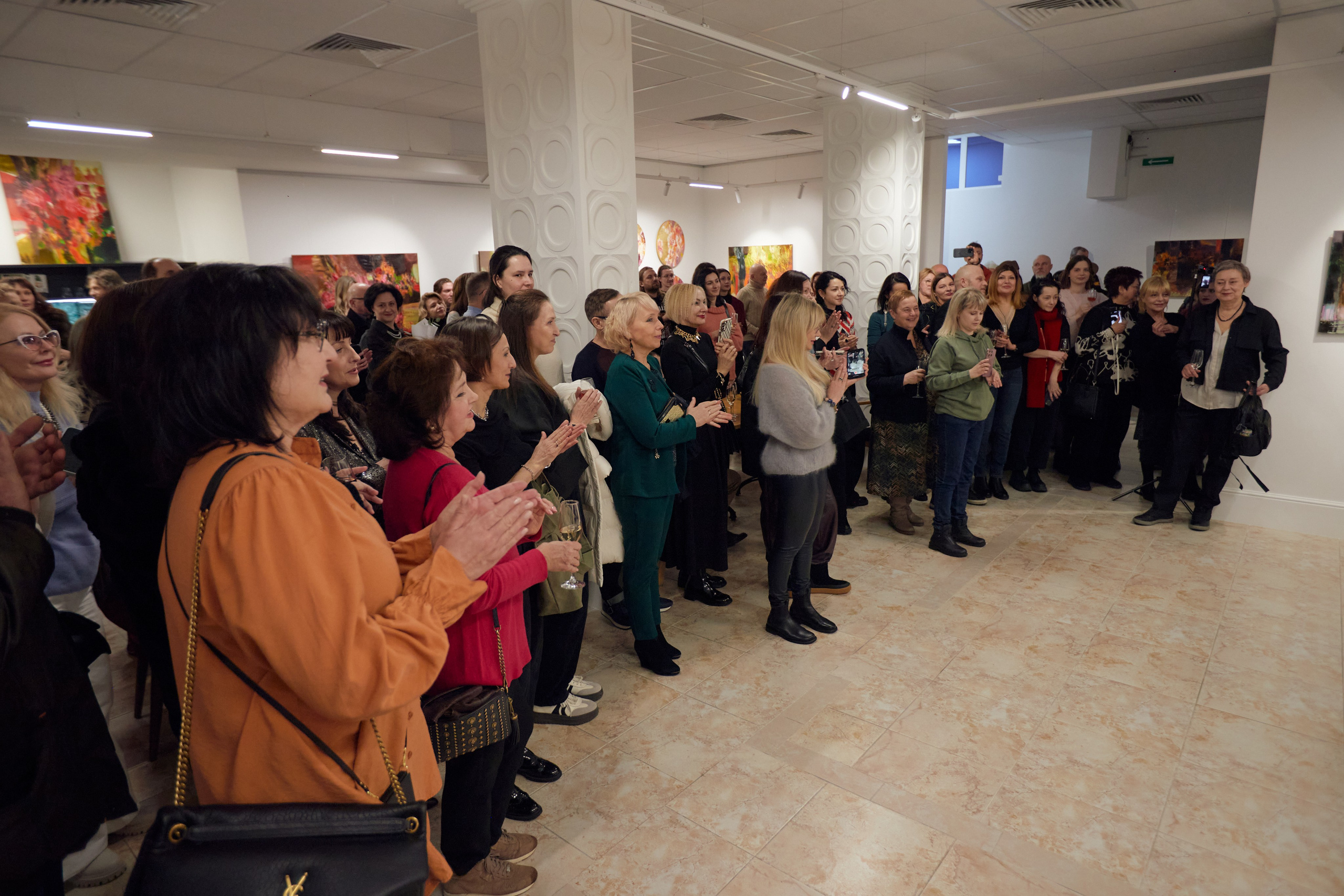 Открытие выставки краснодарской художницы Ларисы Блохиной. Фотограф Юлия Маринина