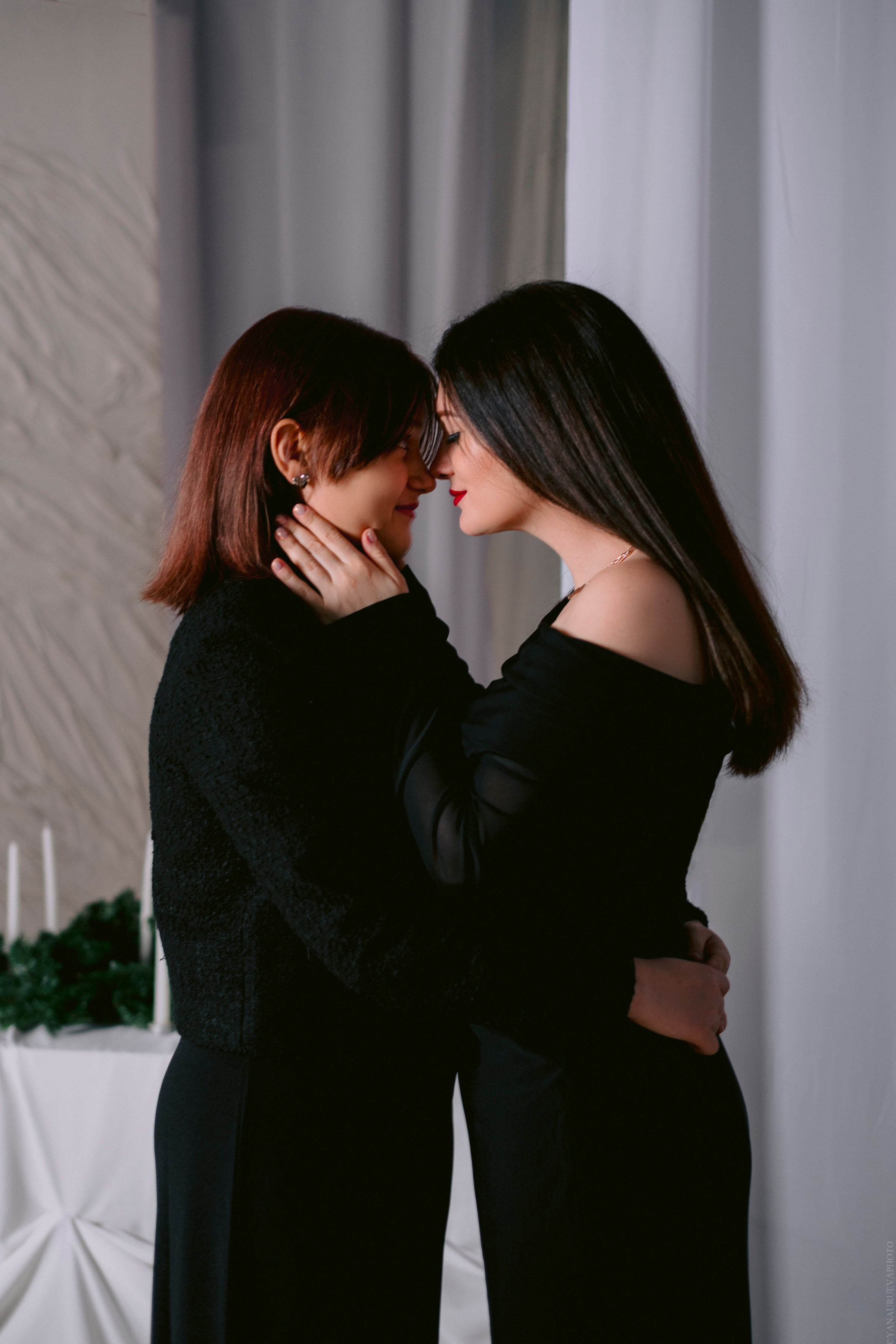 Мама и дочь в черных платьях